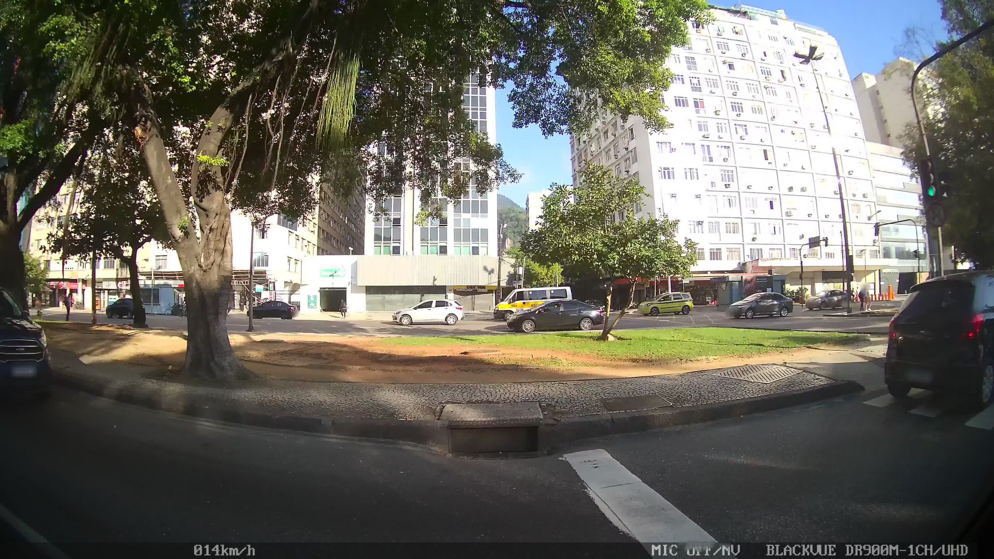 Street-level view near Edifício Visconde de Ouro Preto, Botafogo