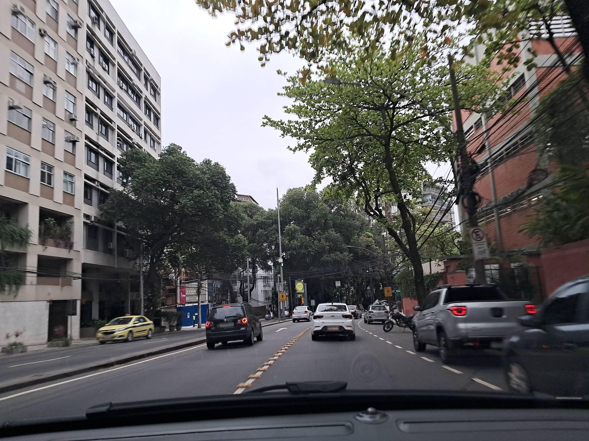 Street-level view near Edifício Visconti, Humaitá