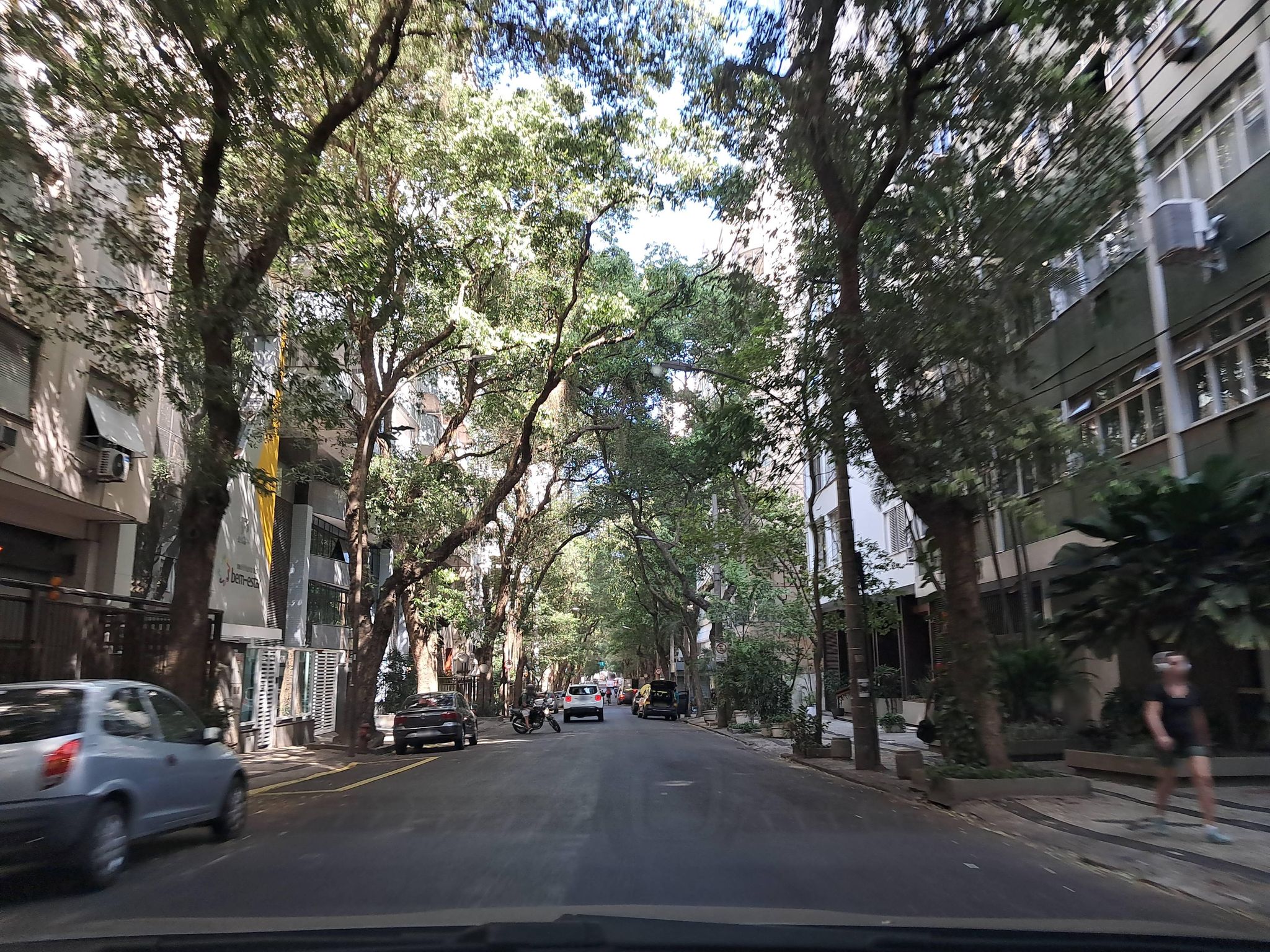 Street-level view near Edifício Vista Alegre, Copacabana