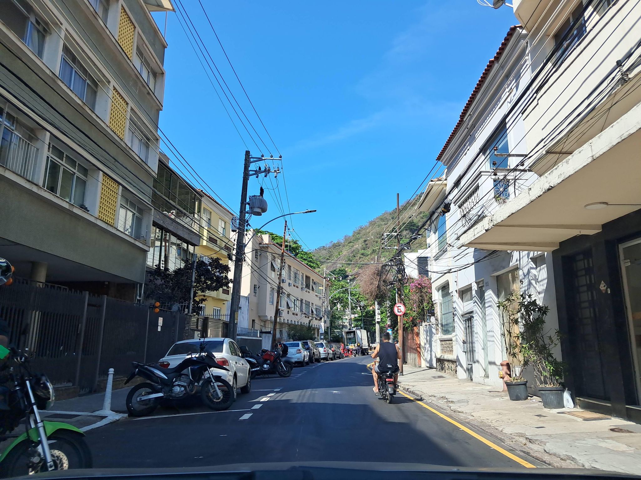 Street-level view near Edifício Vita, Urca