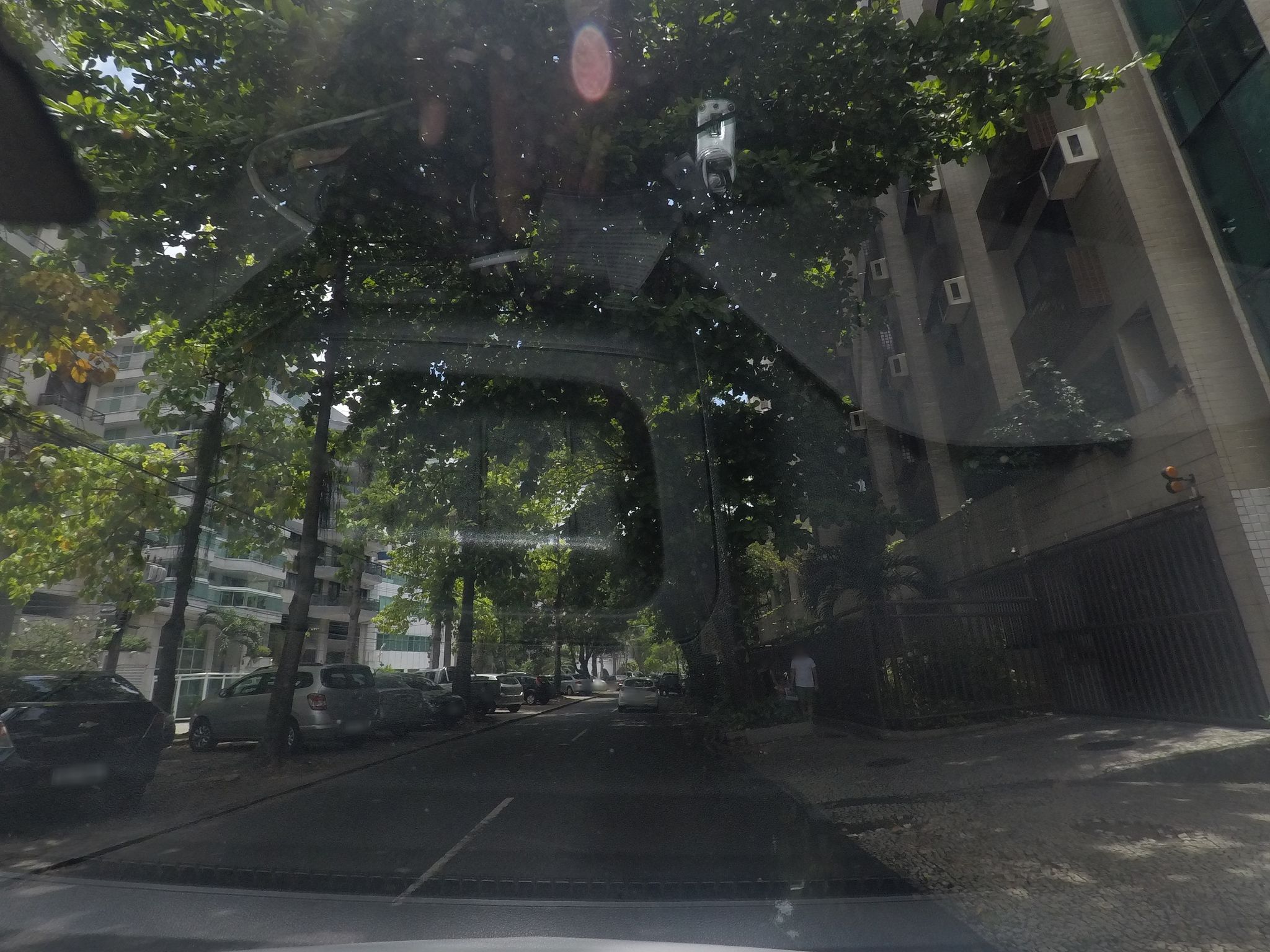 Street-level view near Edifício Vitoria de Borbon, Lagoa