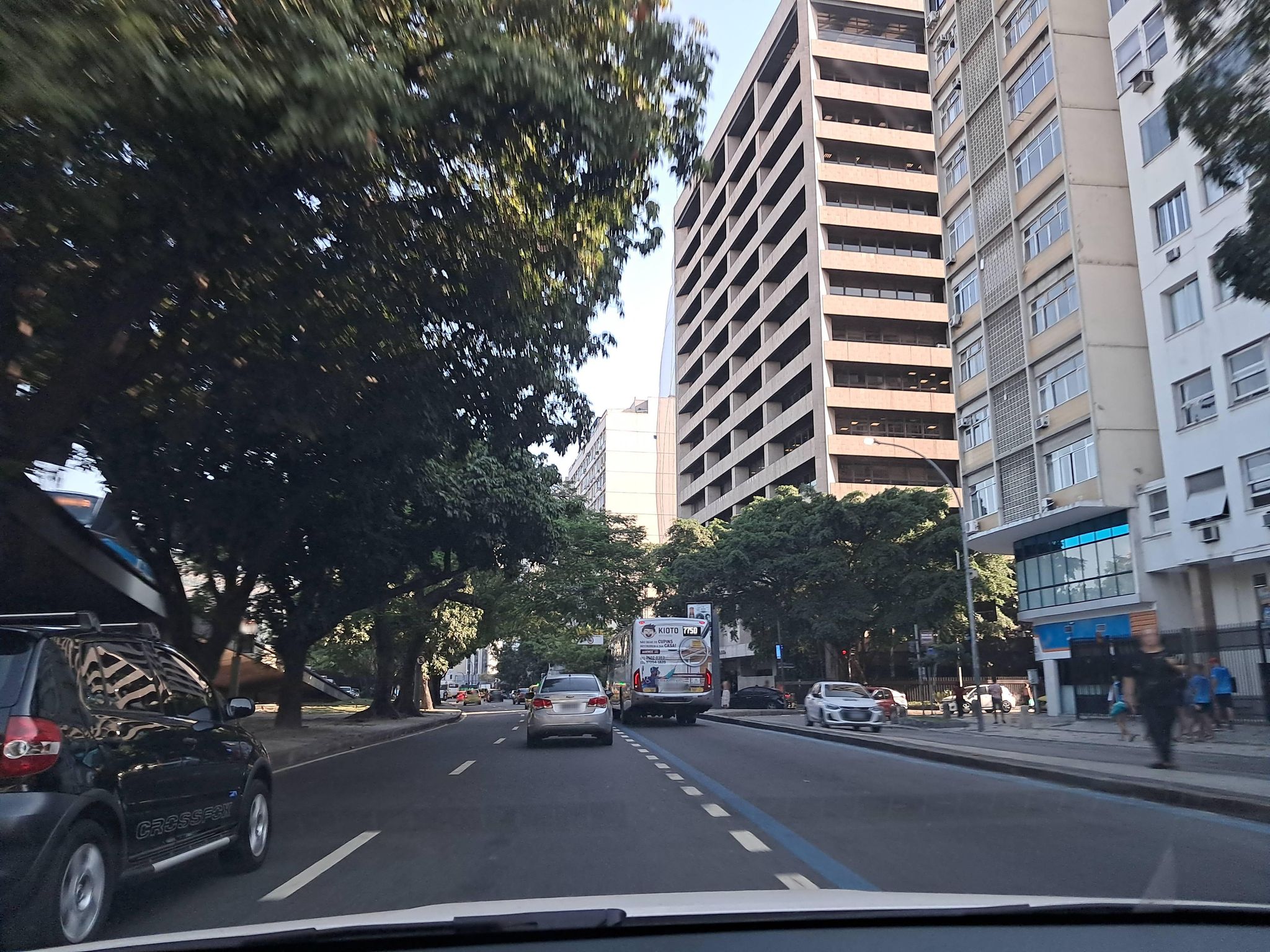 Street-level view near Edifício Vitoria, Flamengo