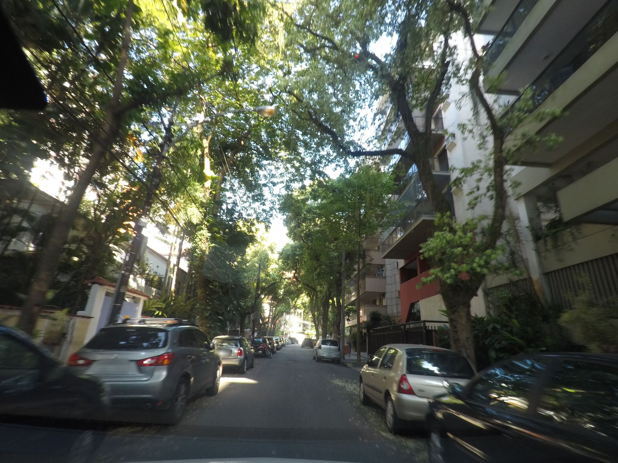 Street-level view near Edifício Vivenda Afonso Celso, Jardim Botânico
