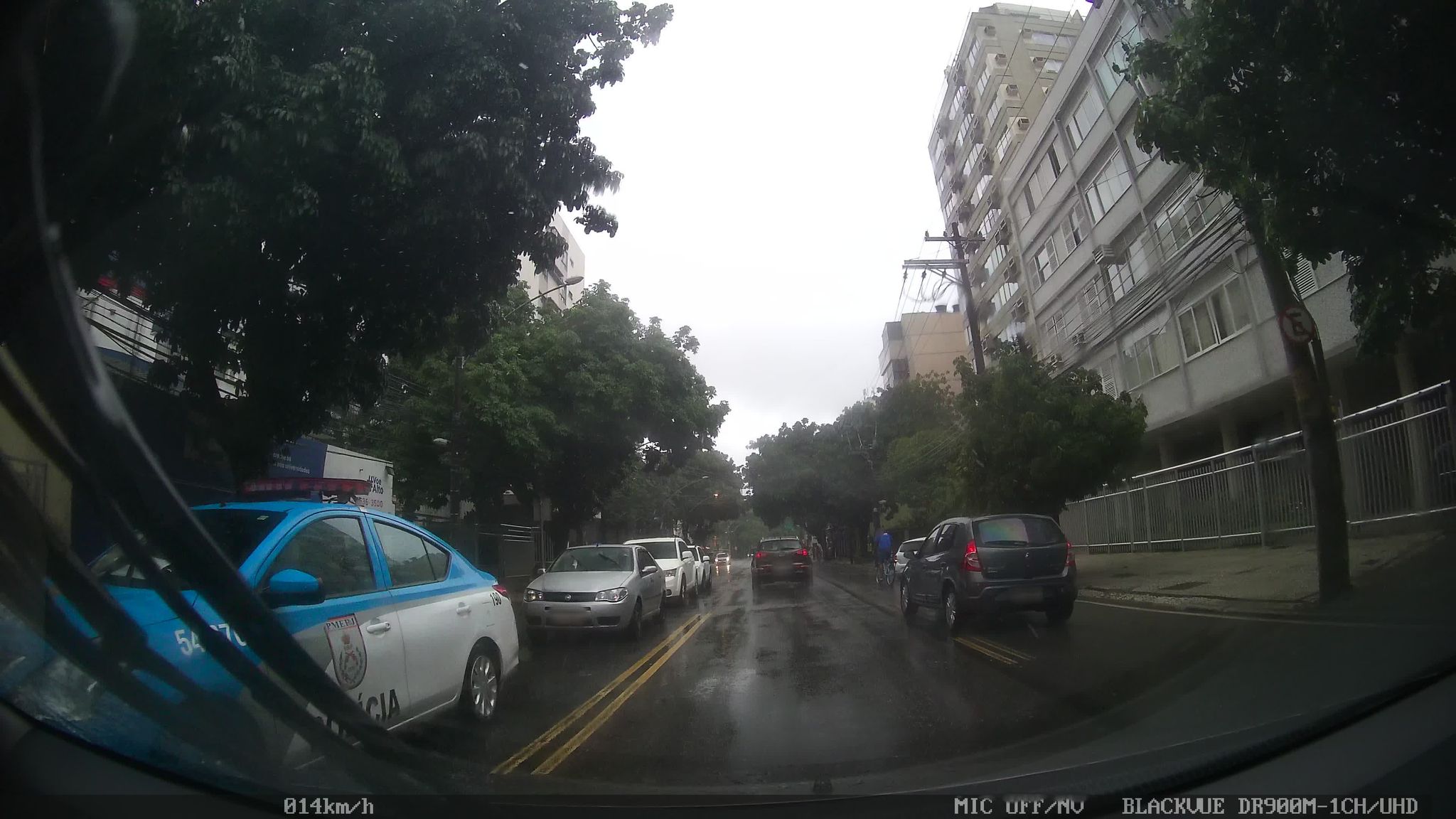 Street-level view near Edifício Vivenda de Bourganvilles, Jardim Botânico