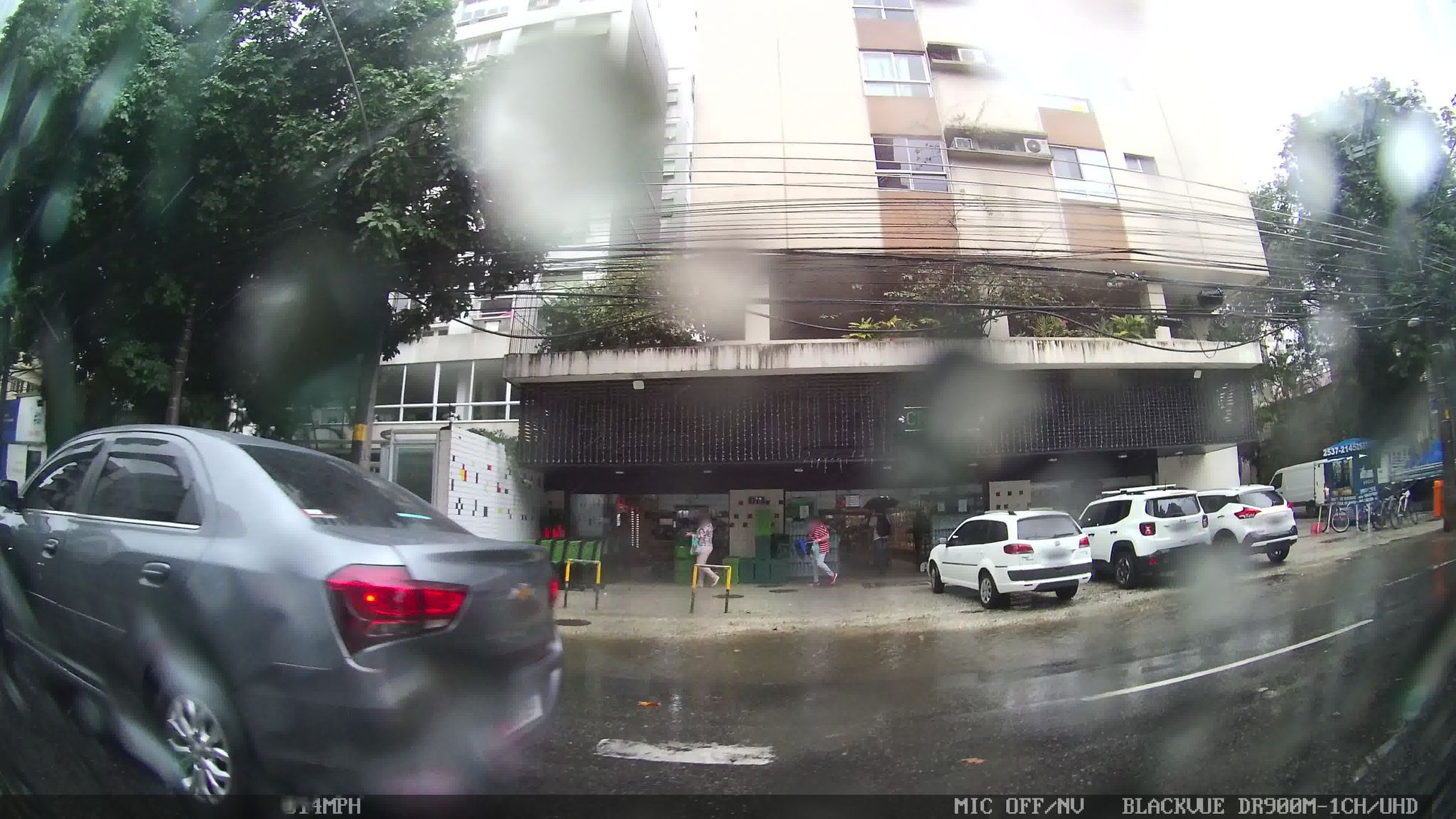 Street-level view near Edifício Vivenda de Bourganvilles, Gávea