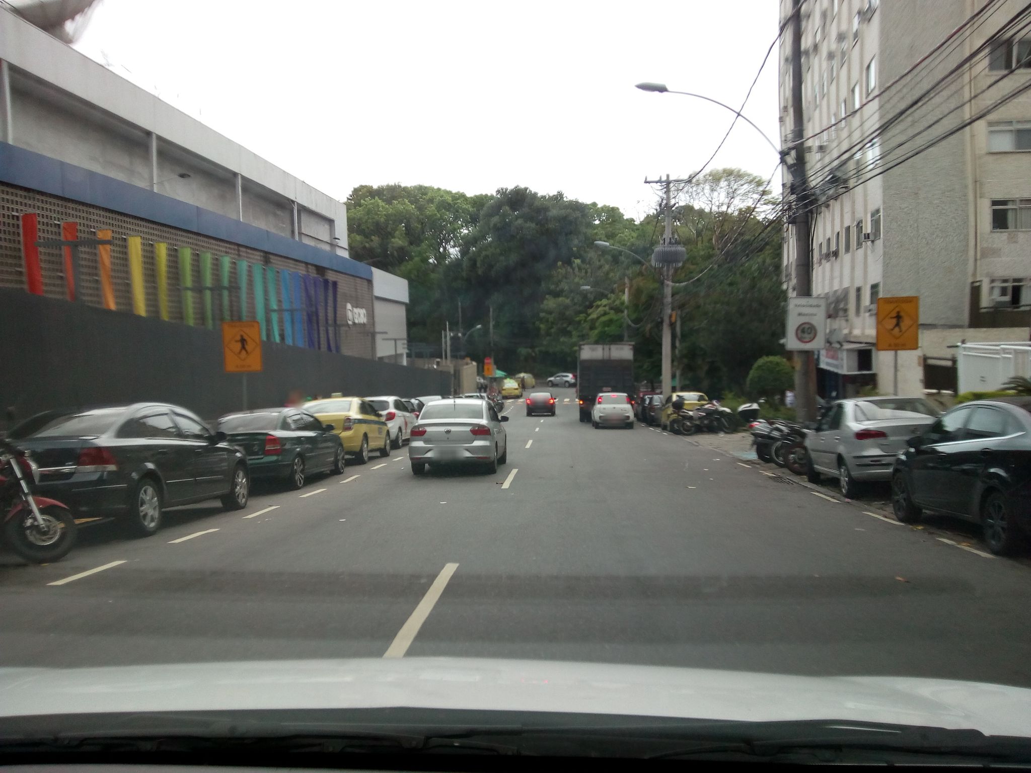 Street-level view near Edifício Von Martius, Jardim Botânico