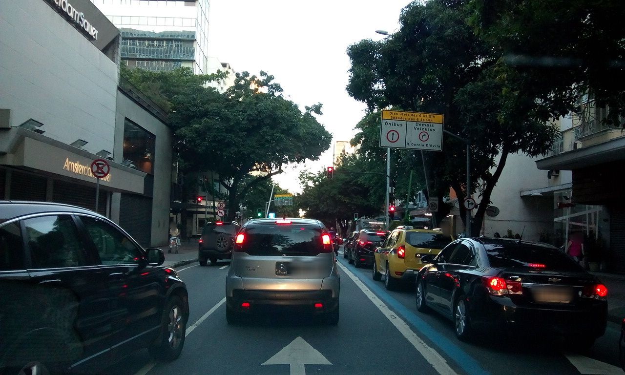 Street-level view near Edifício Vyf, Ipanema