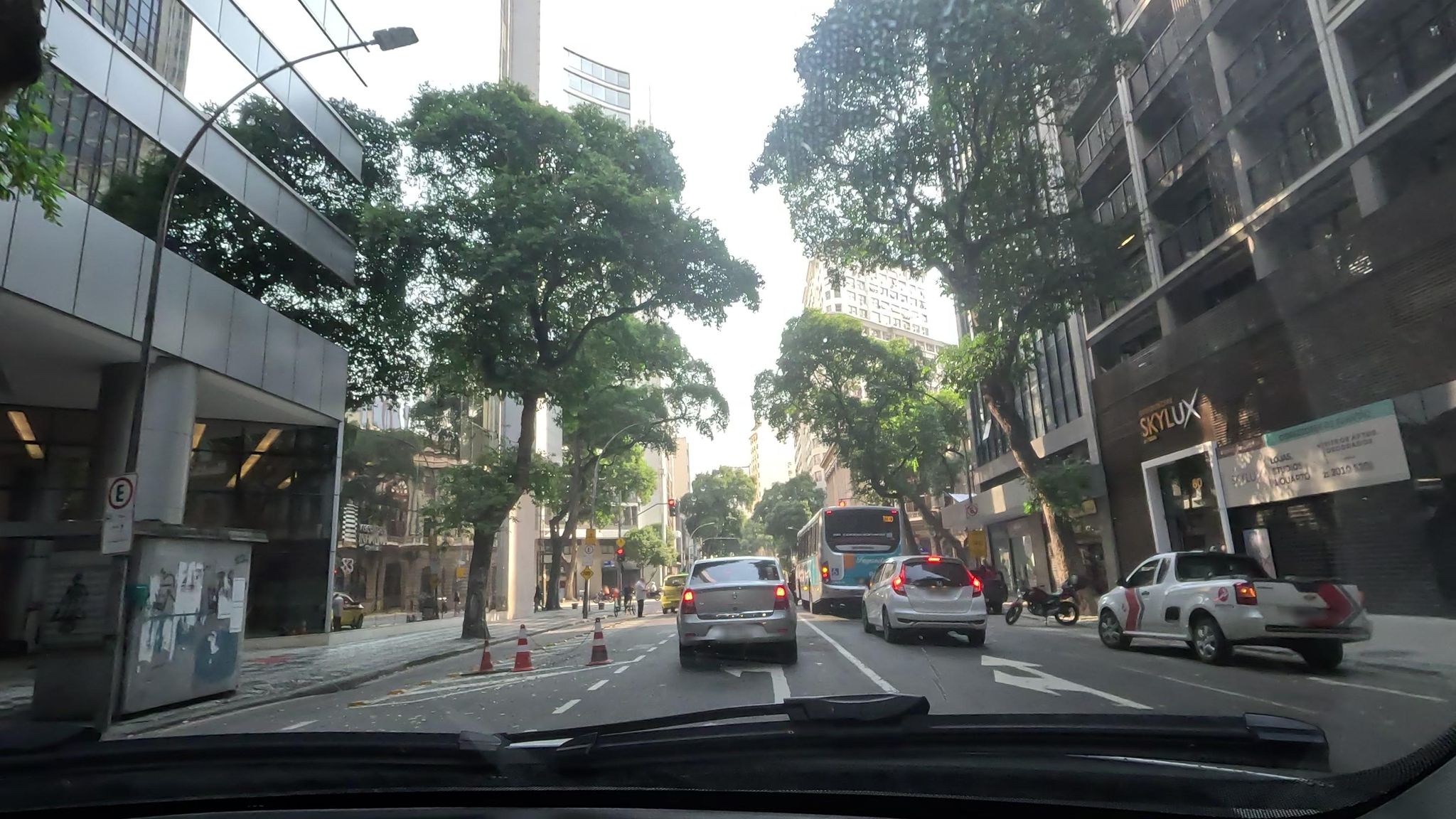 Street-level view near Edifício Wall Street, Centro