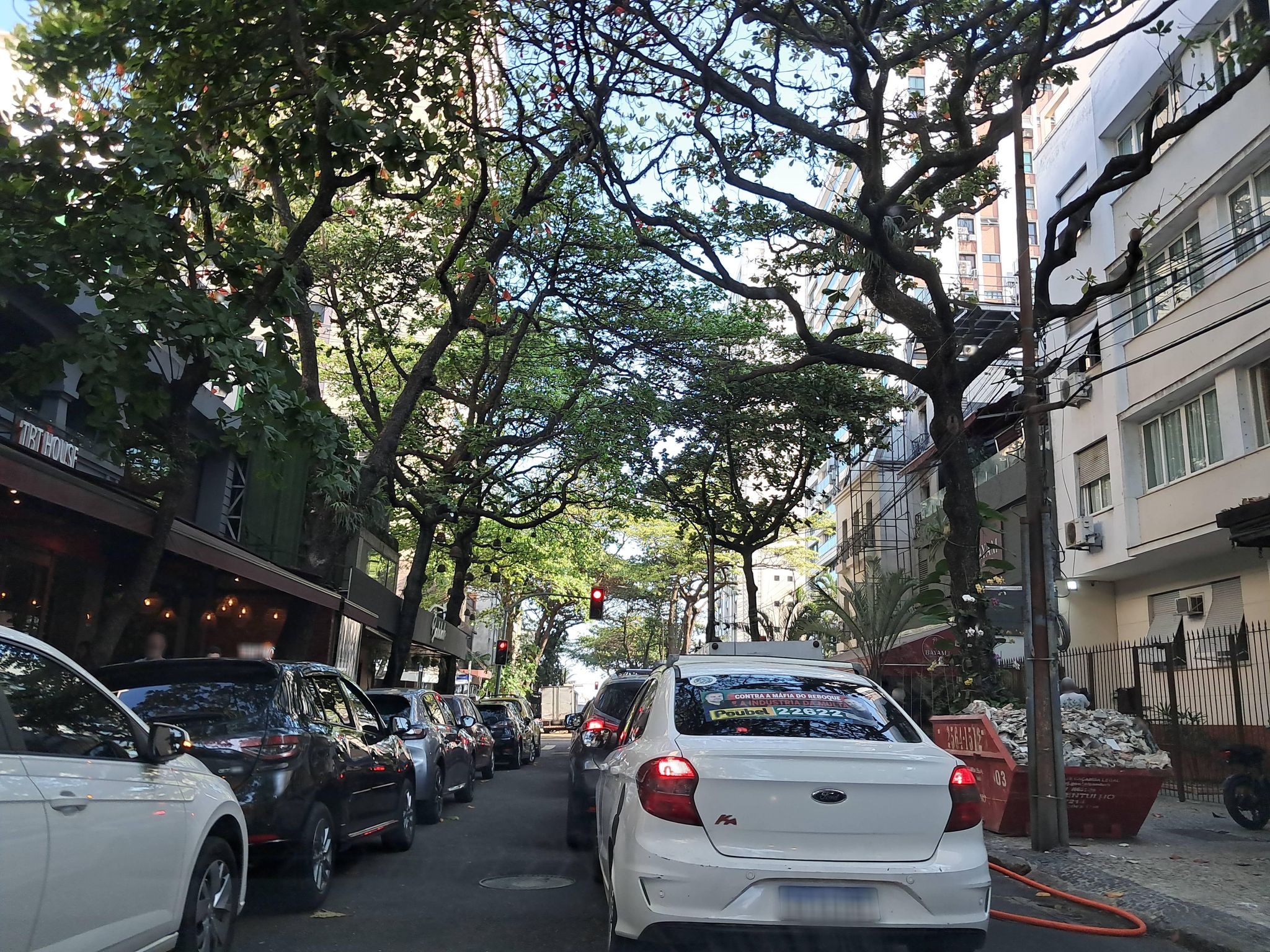 Street-level view near Edifício Walmar, Ipanema