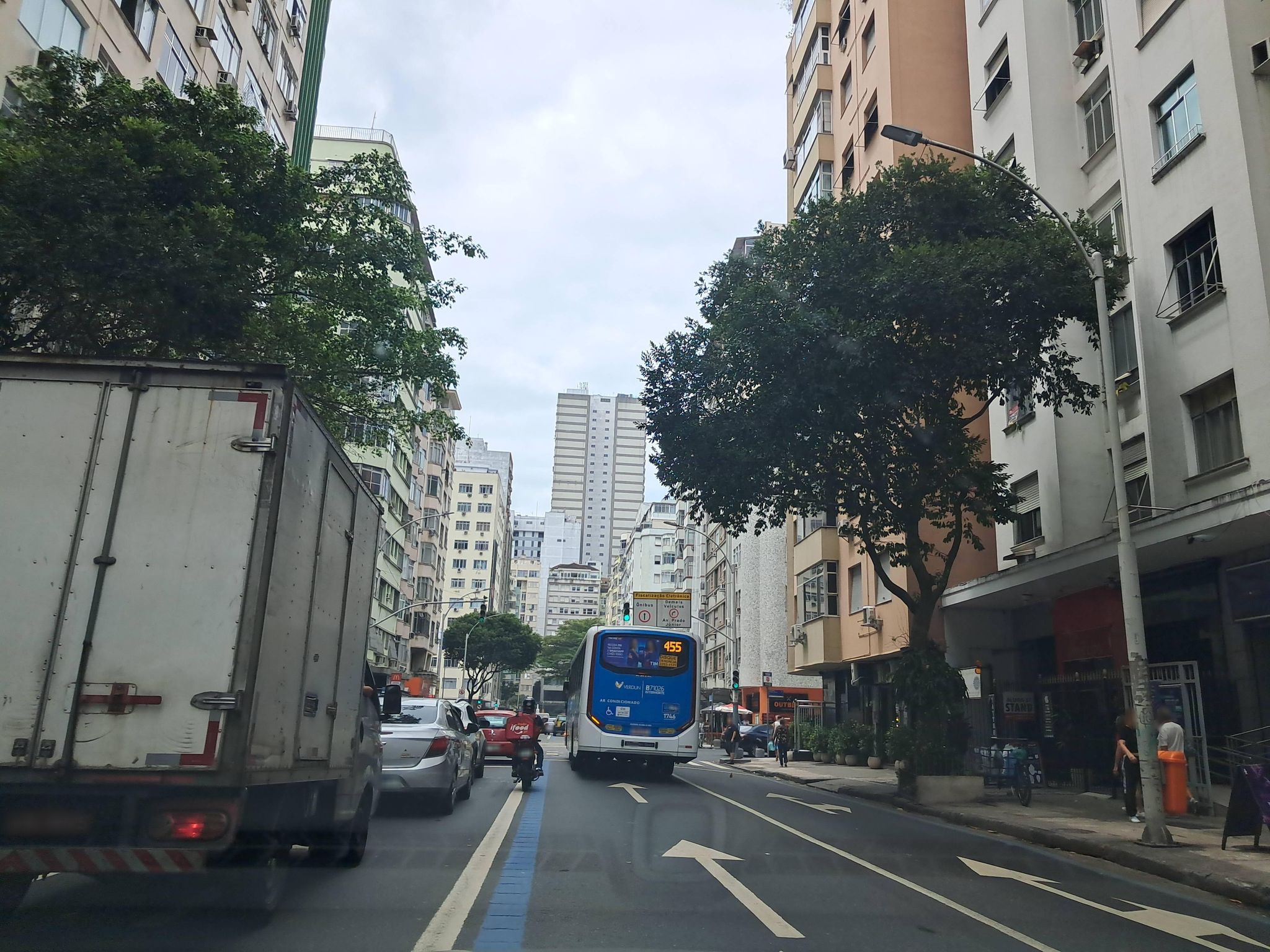 Street-level view near Edifício Weaver, Copacabana