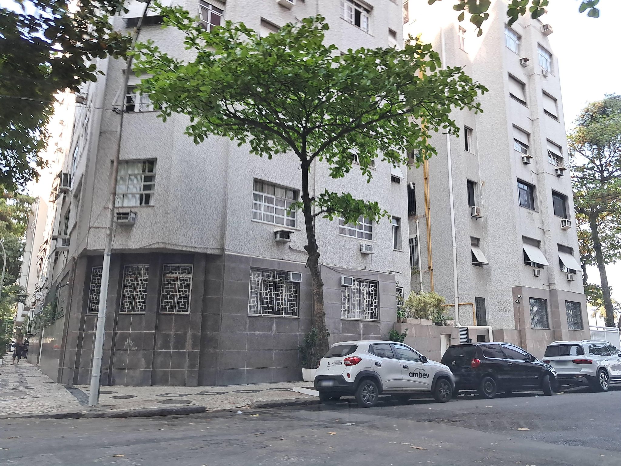 Street-level view near Edifício Welson, Leme