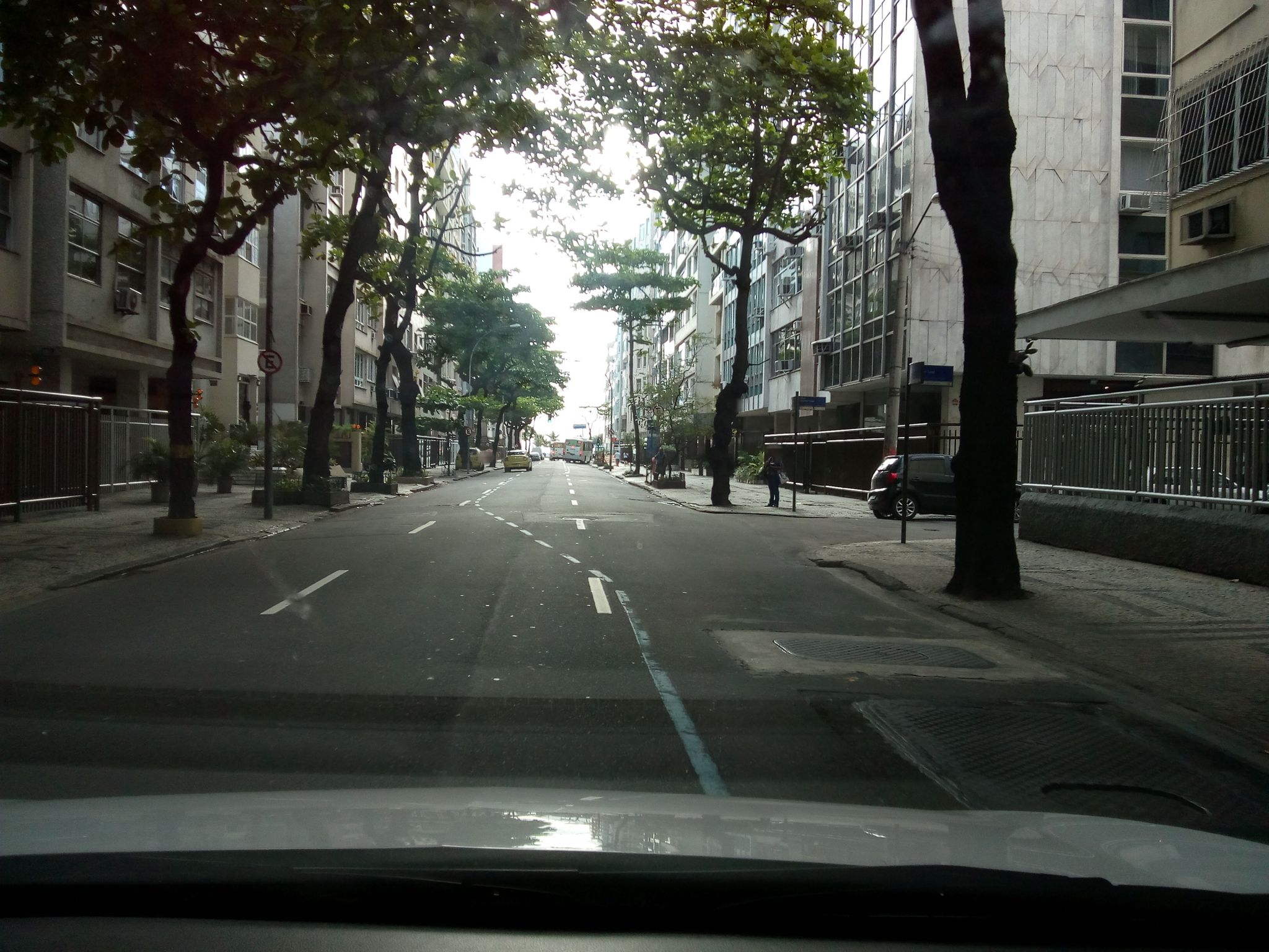 Street-level view near Edifício Wenbley, Copacabana