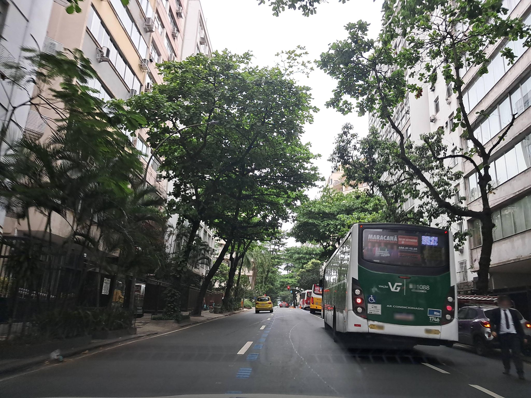 Street-level view near Edifício Willmann, Ipanema
