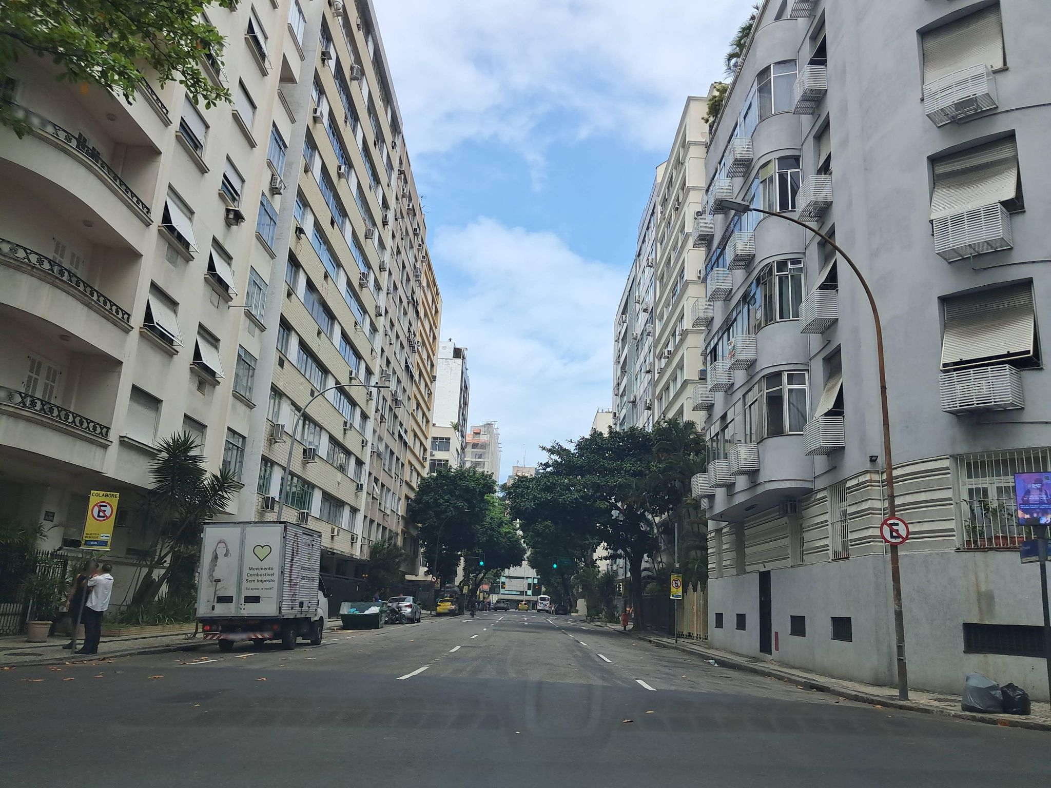 Street-level view near Edifício Willmann, Copacabana