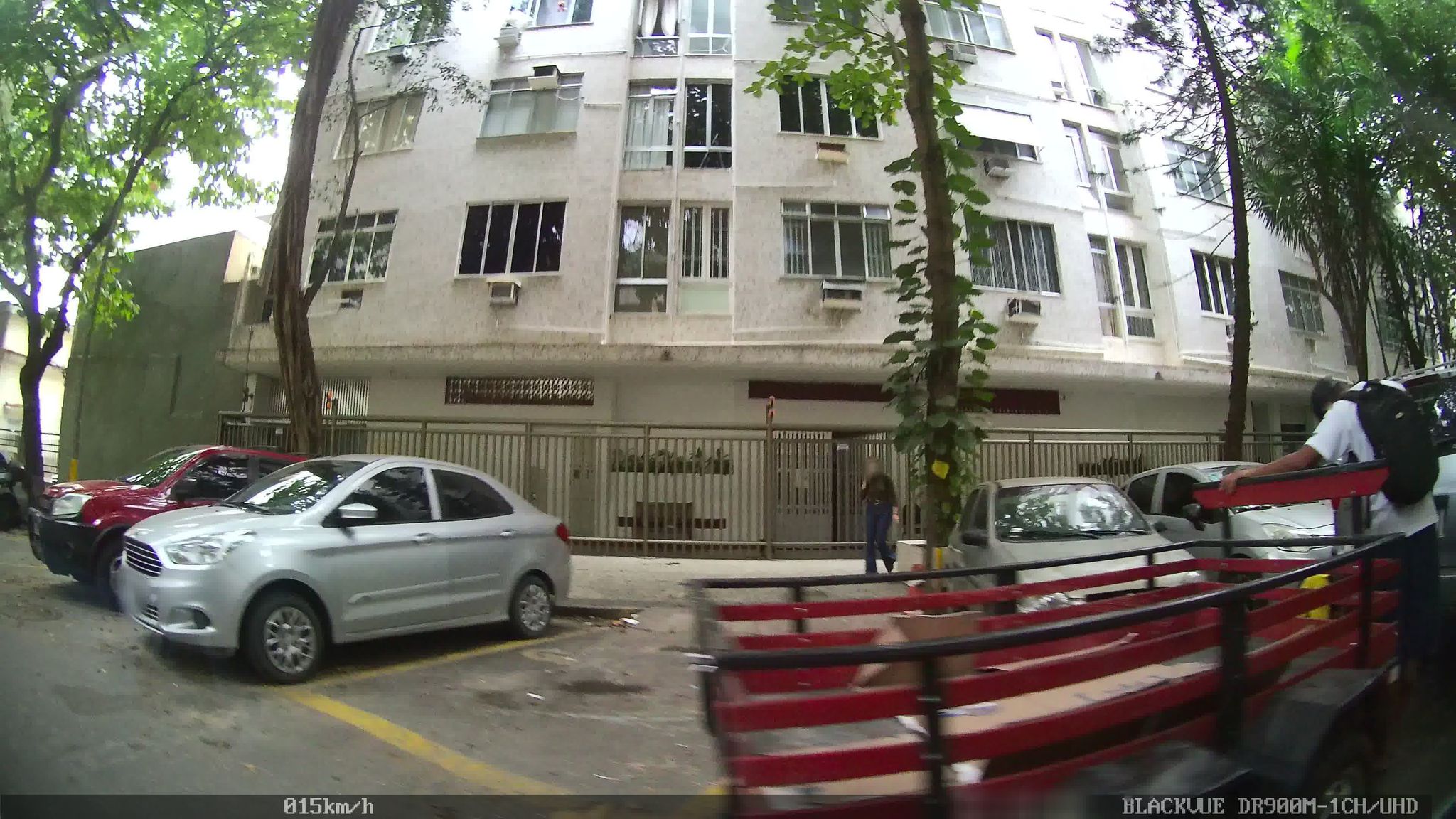 Street-level view near Edifício Winston, Copacabana