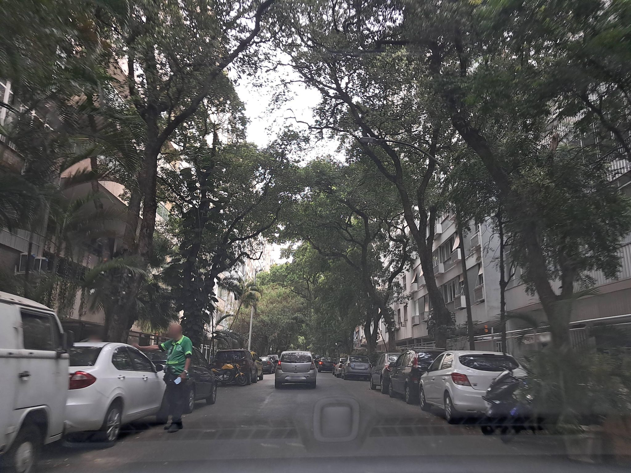 Street-level view near Edifício Wonderiand, Copacabana