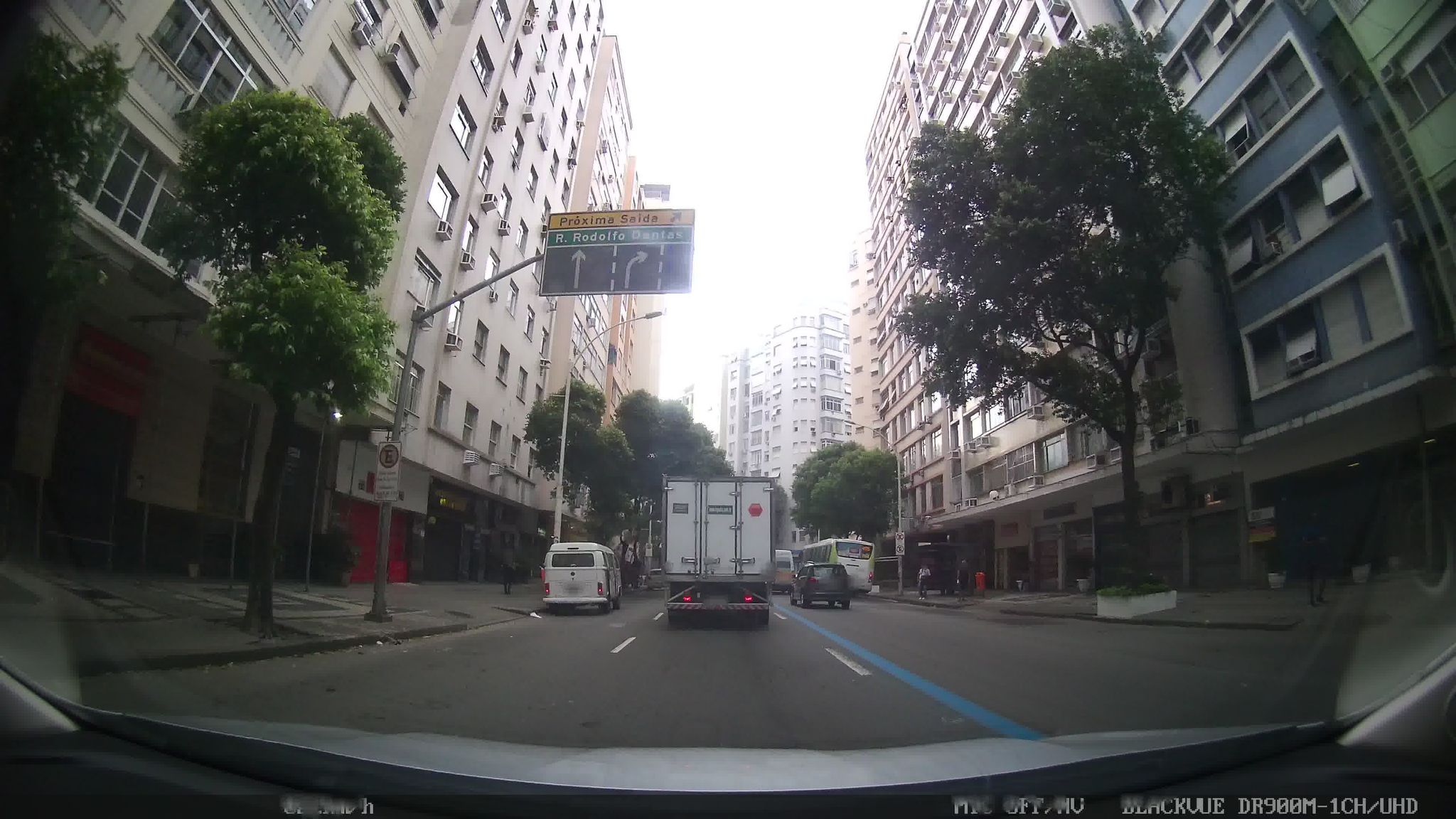Street-level view near Edifício Xavier, Copacabana