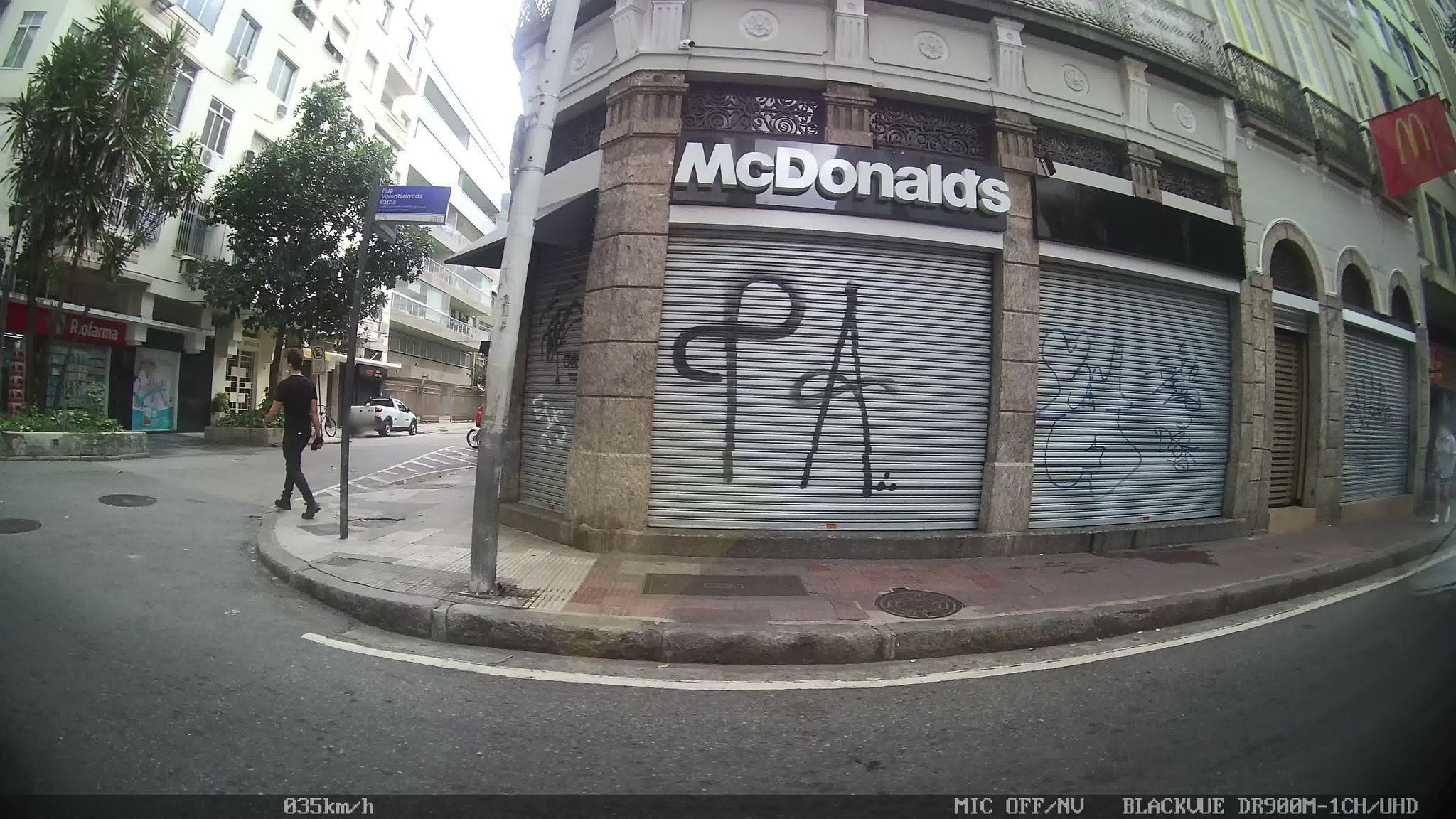 Street-level view near Edifício Yael, Botafogo