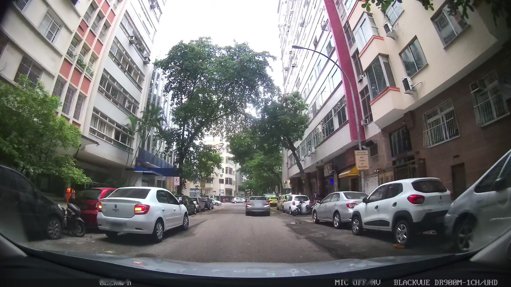 Street-level view near Edifício Yaguma, Copacabana