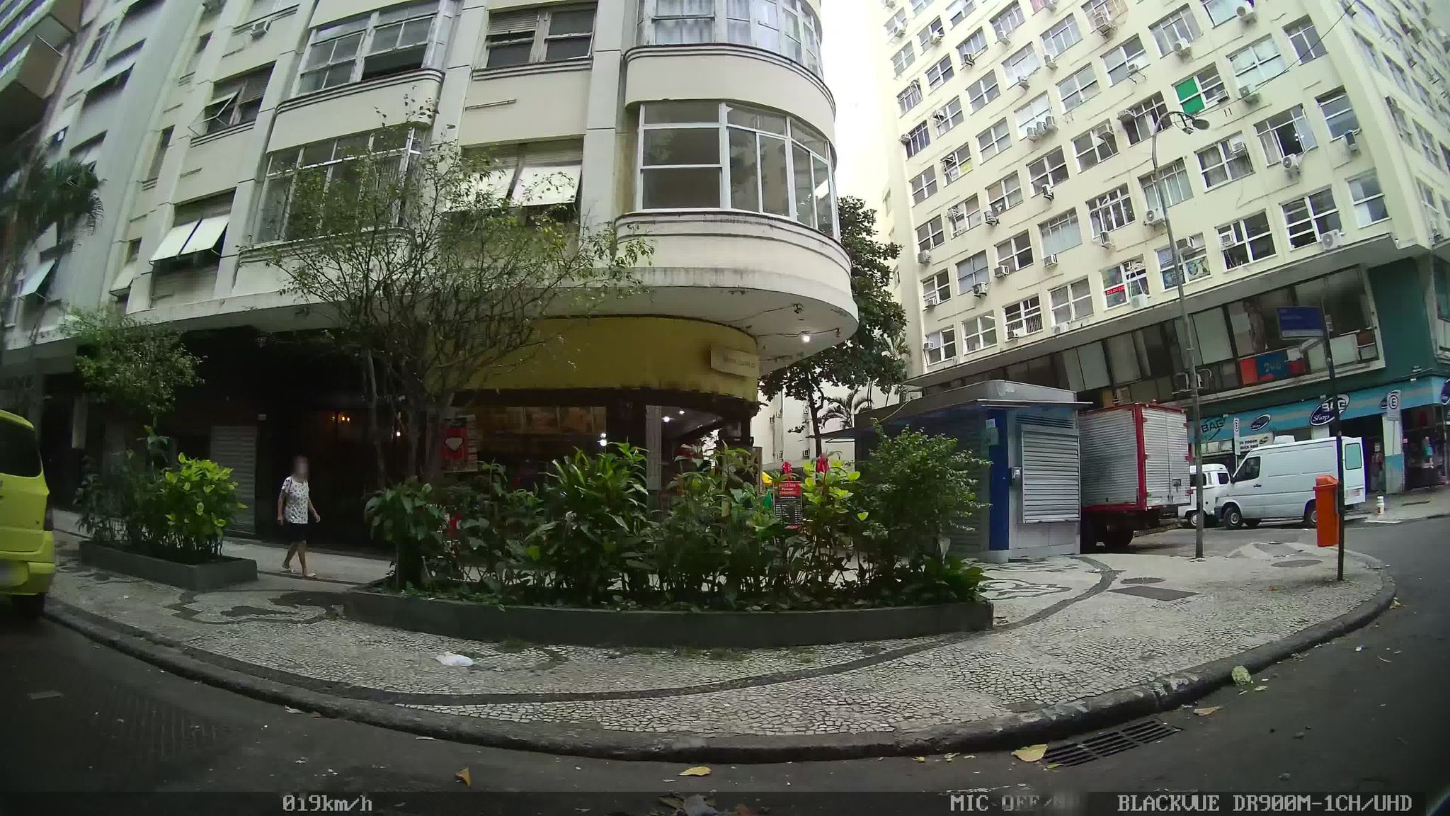 Street-level view near Edifício Yane, Copacabana