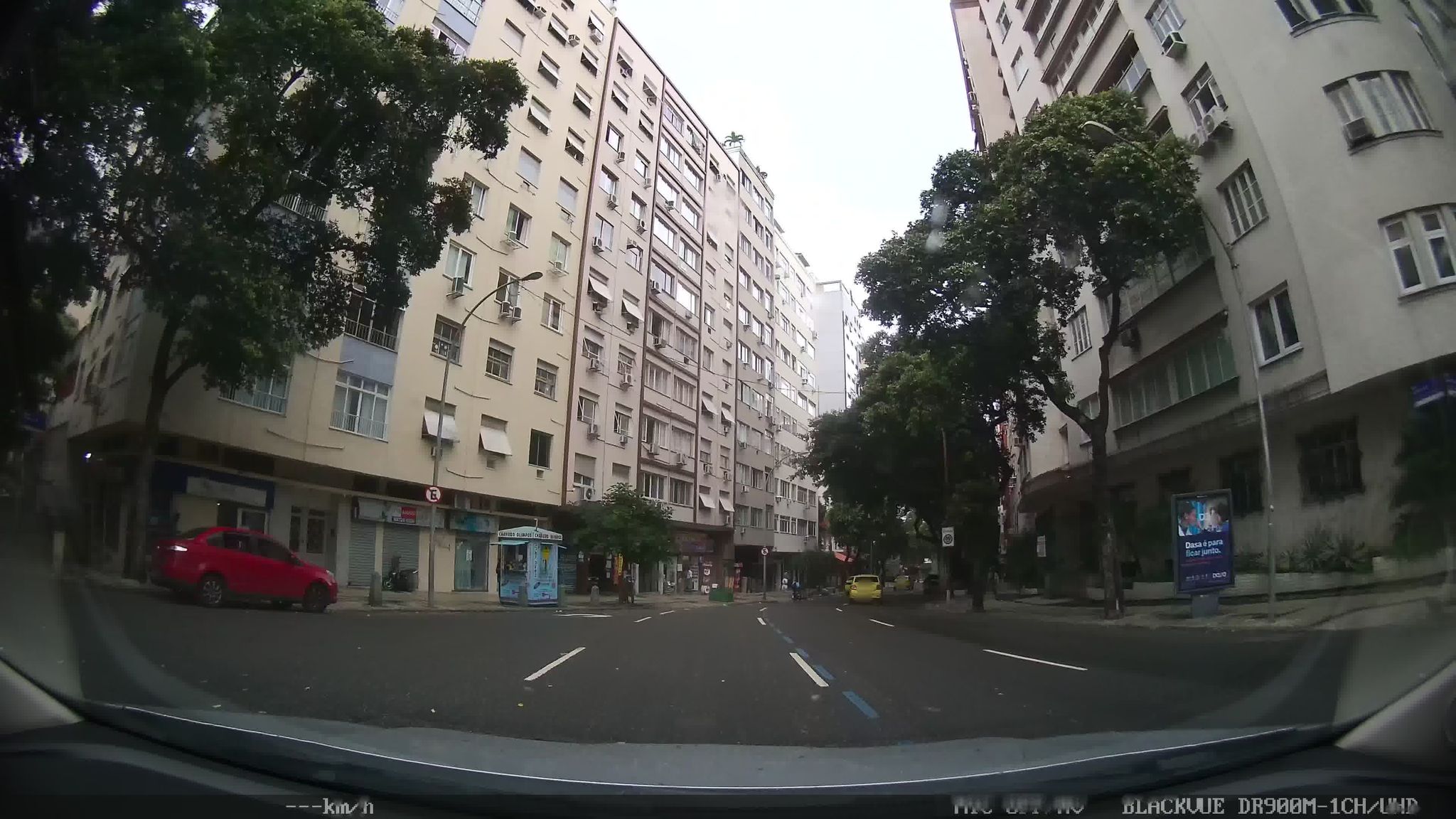 Street-level view near Edifício Yeda, Copacabana