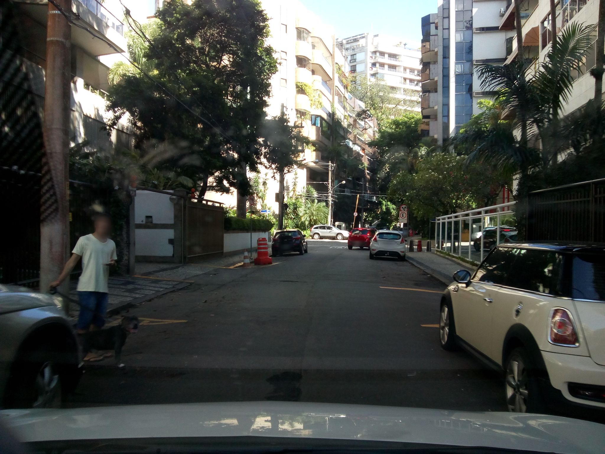 Street-level view near Edifício Ylan, Vidigal