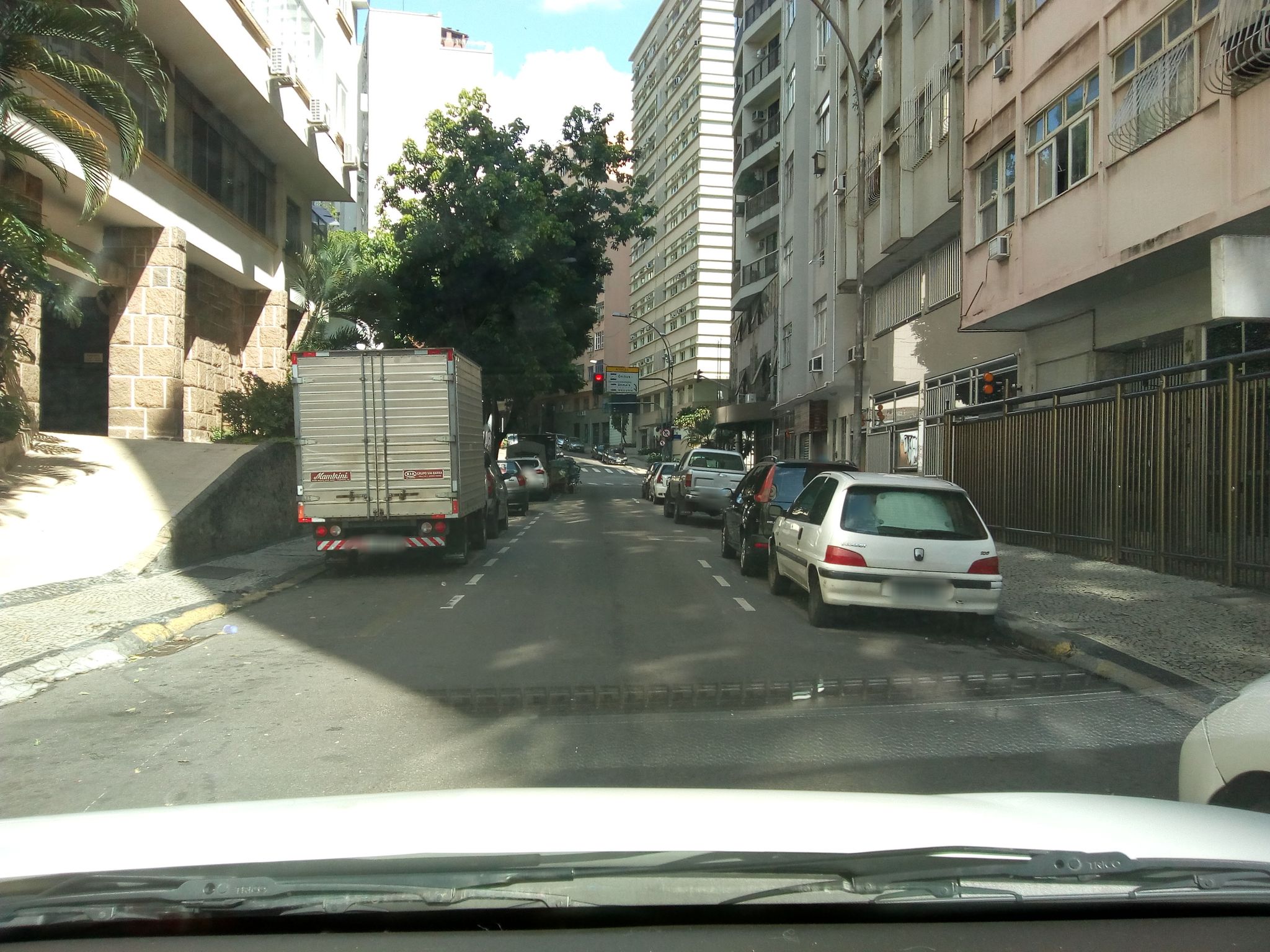 Street-level view near Edifício Yomar, Copacabana