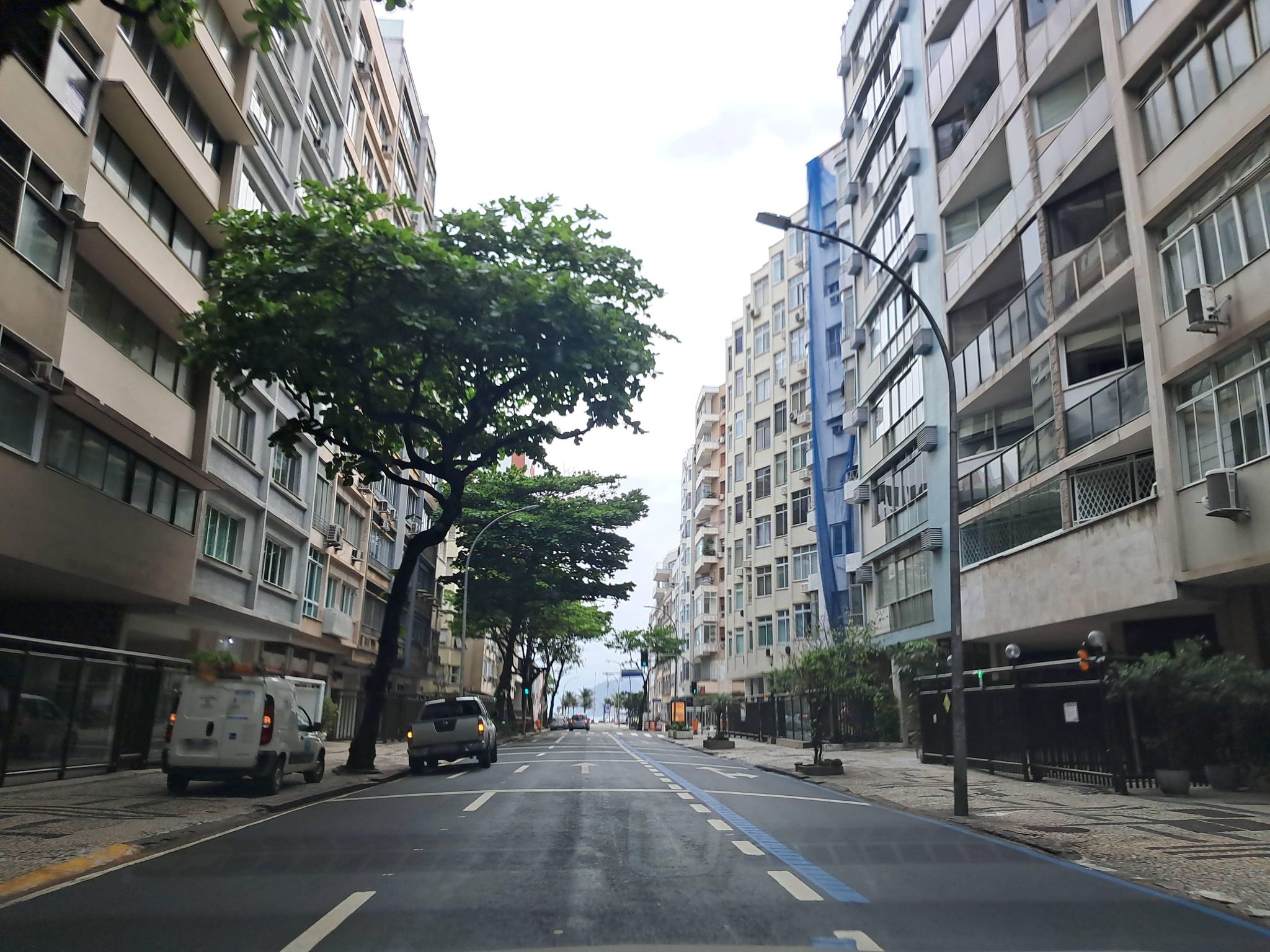 Street-level view near Edifício Ypacarai, Copacabana