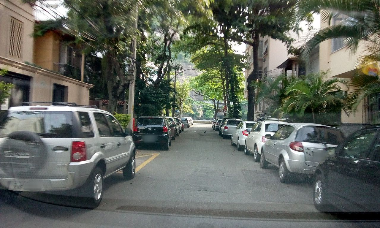Street-level view near Edifício Ypyassu, Urca