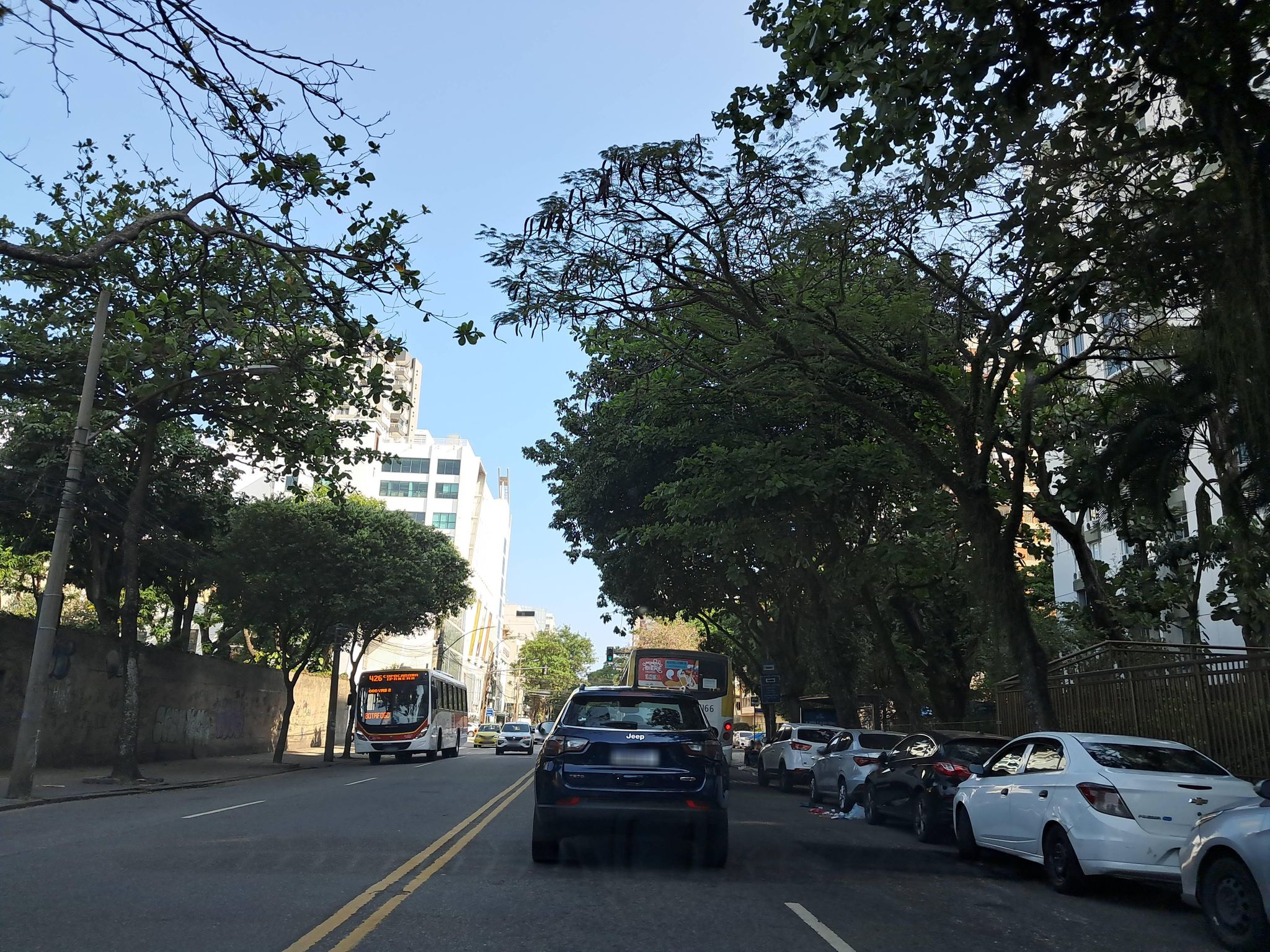 Street-level view near Edifício Zeta, Lagoa