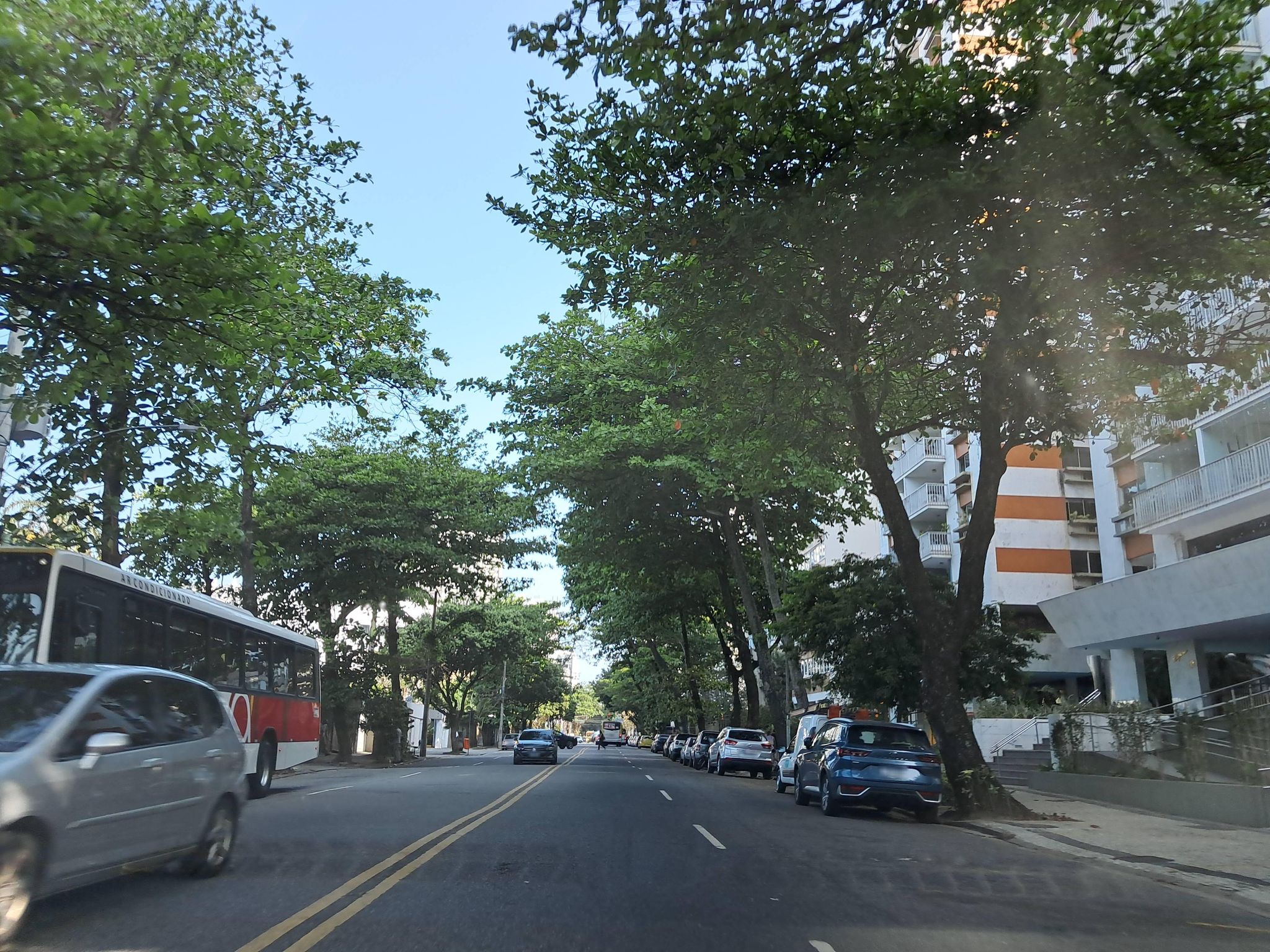 Street-level view near Edifício Zeus, Leblon