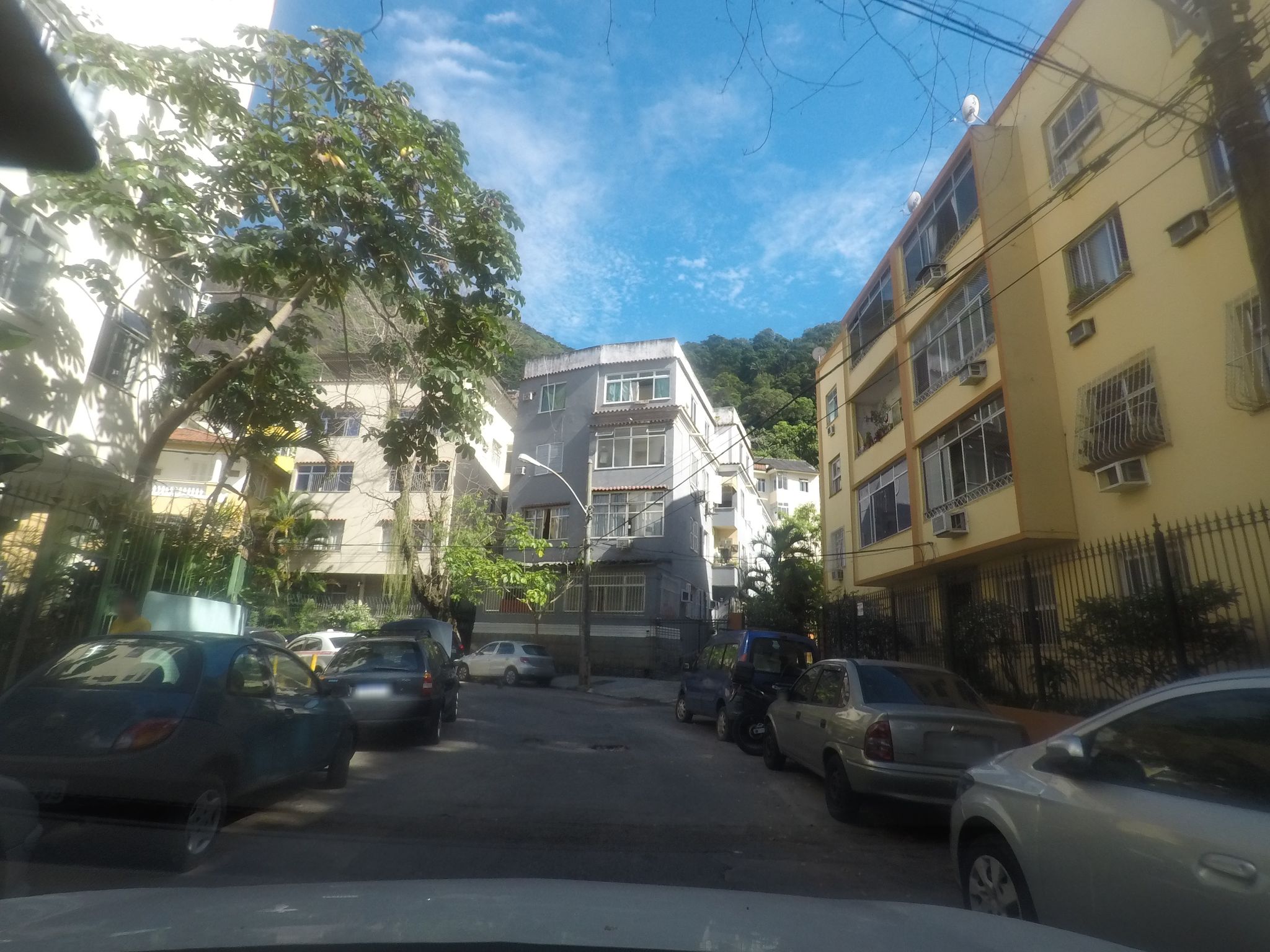 Street-level view near Edifício Zosia, Botafogo