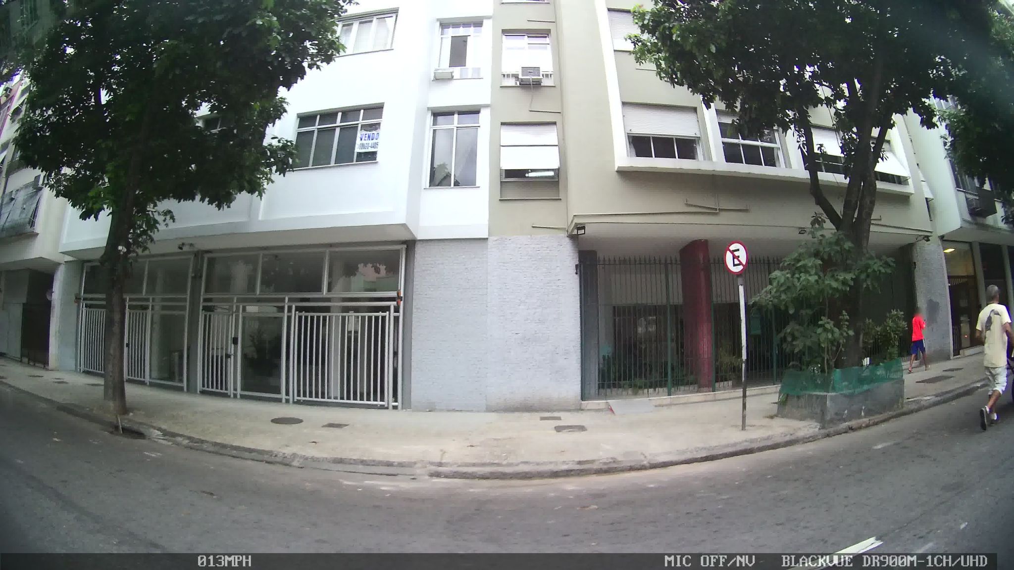 Street-level view near El Tronador, Copacabana