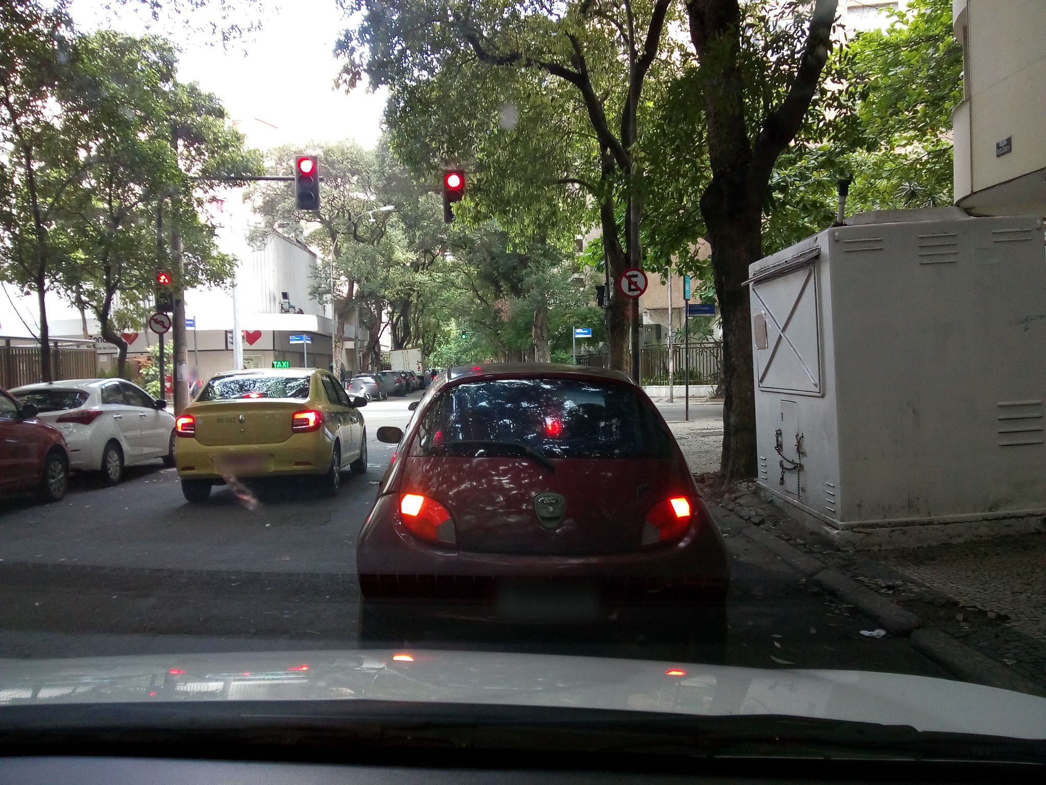 Street-level view near Eliane, Copacabana