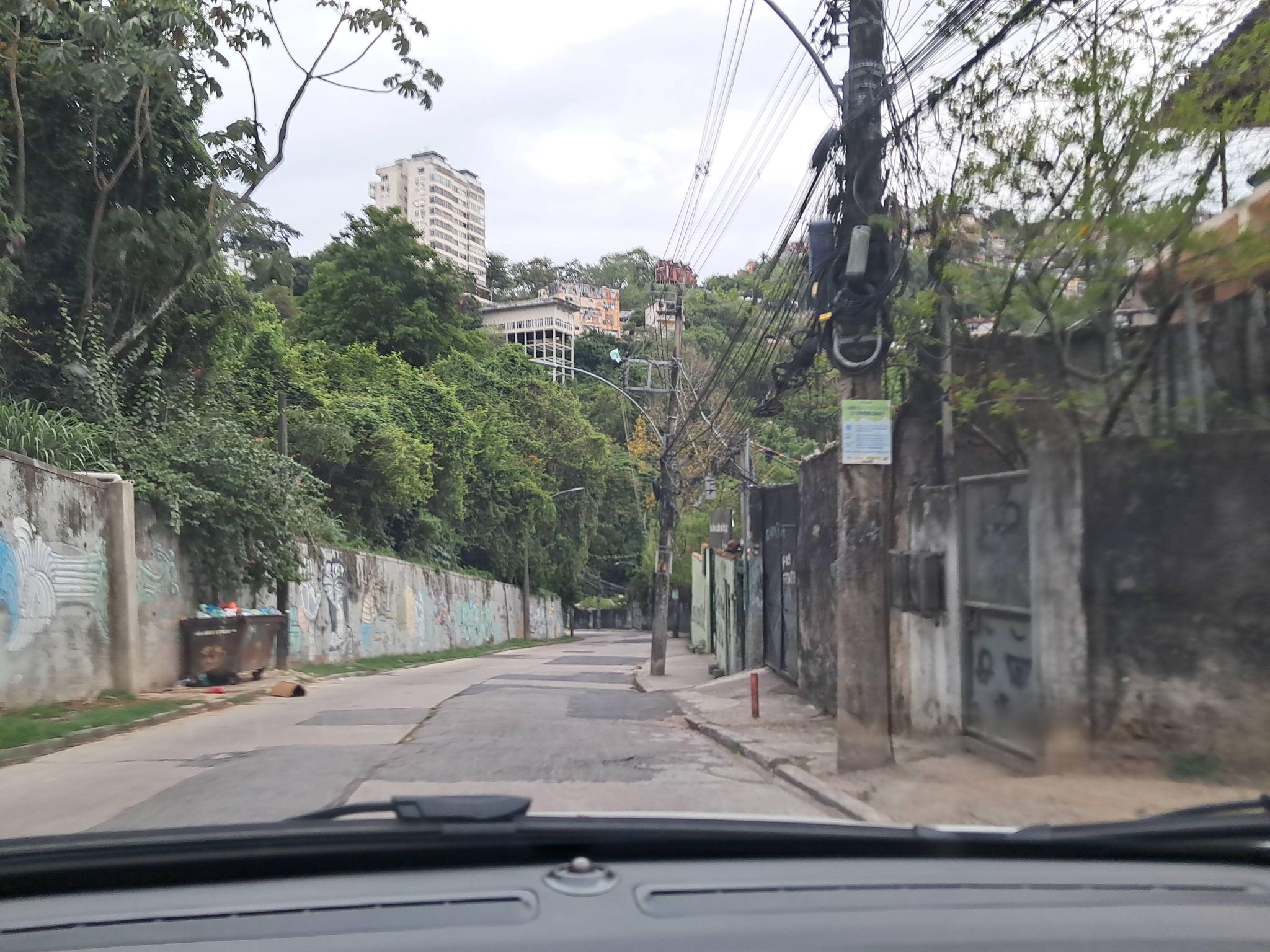 Street-level view near Em Construcao, Santa Teresa