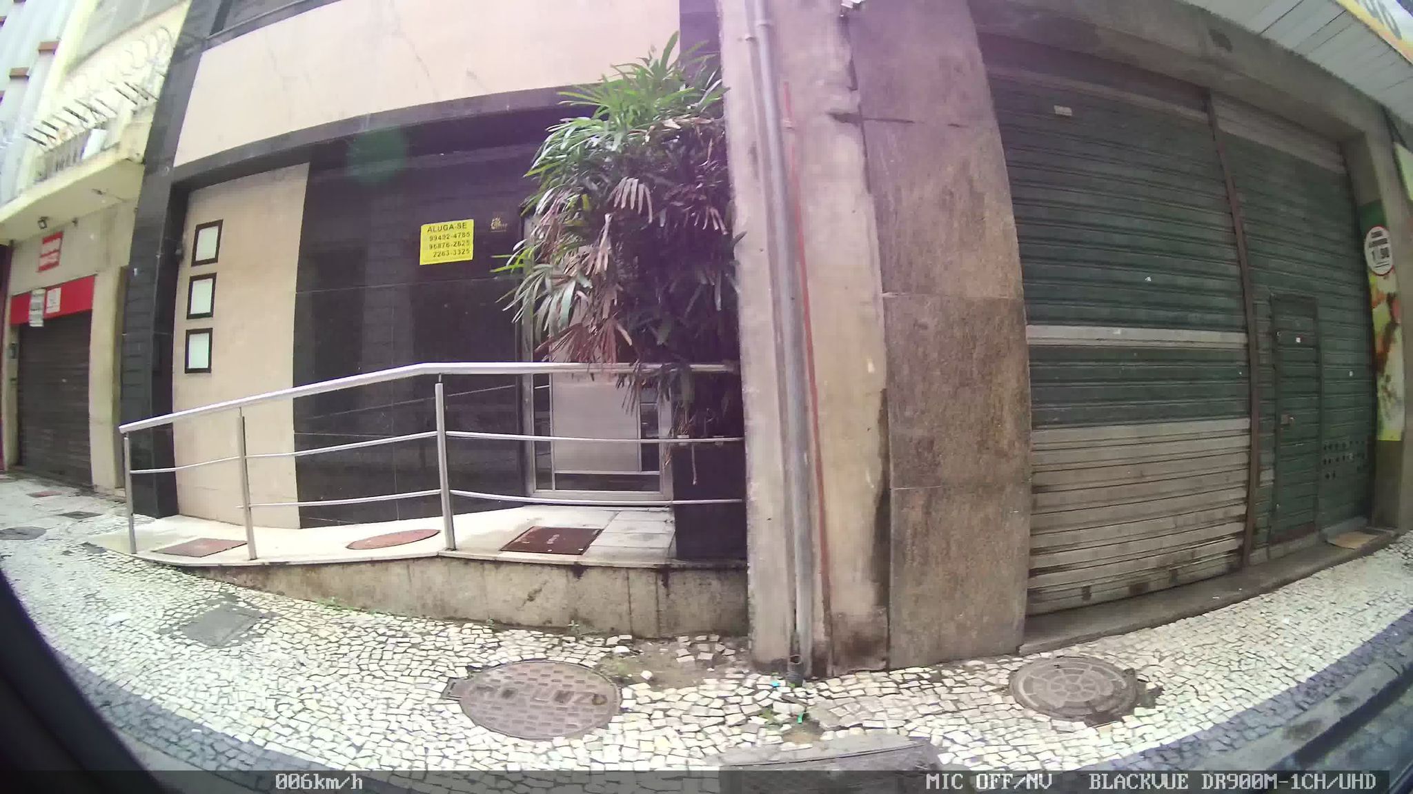 Street-level view near Em Obras, Centro