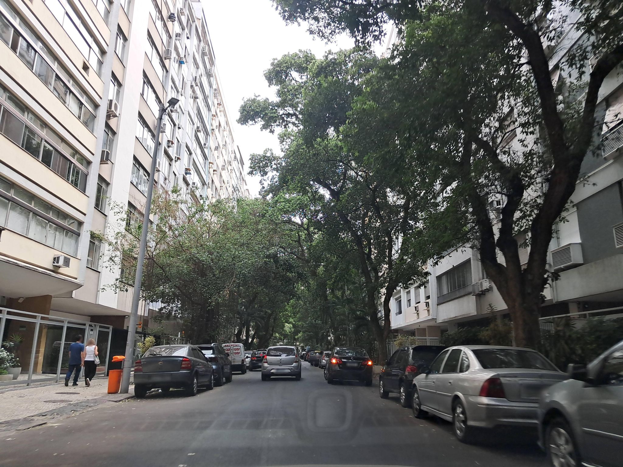Street-level view near Embaixador H. Accioly, Copacabana