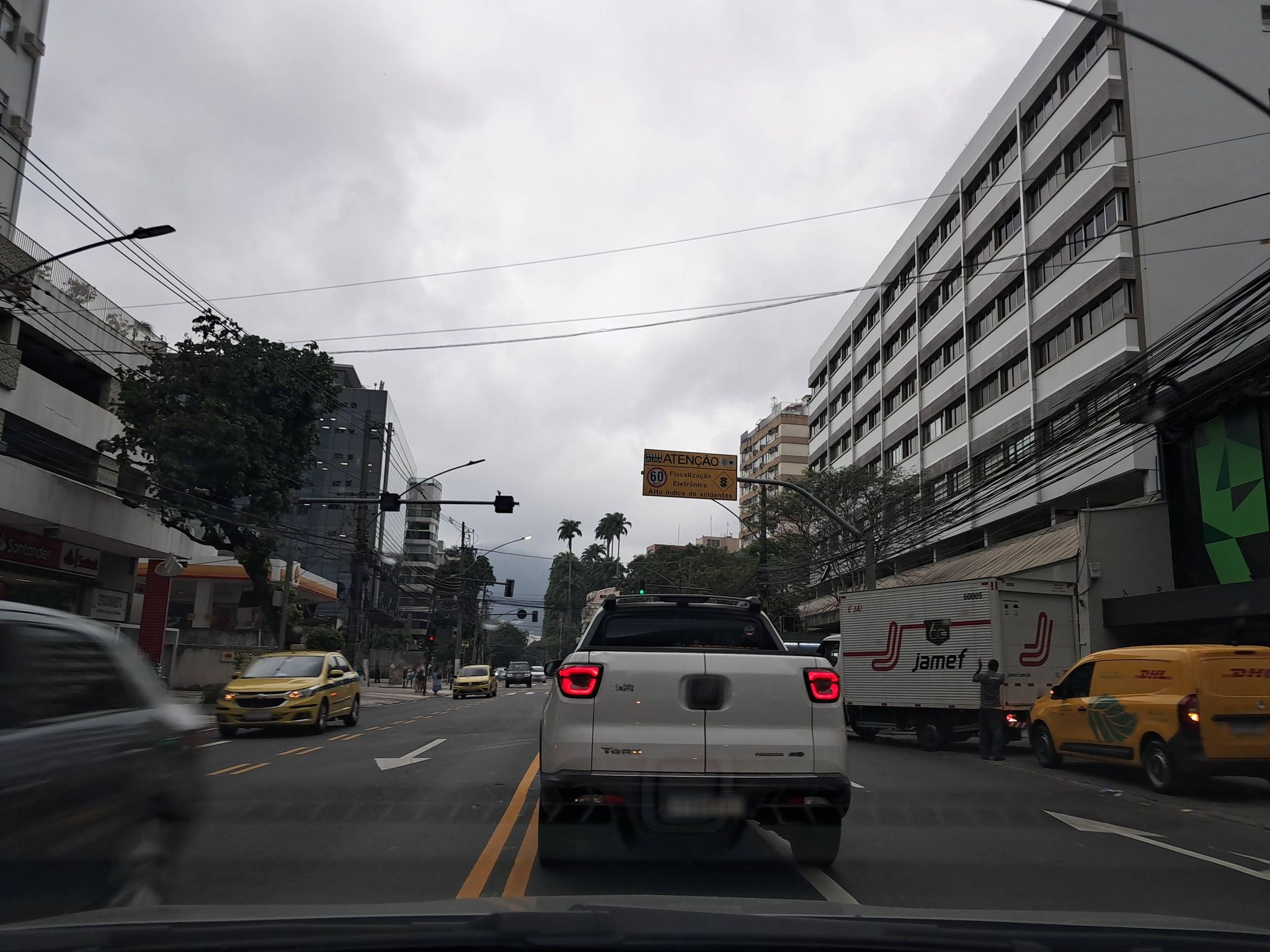 Street-level view near Empresarial Jardim Botânico, Gávea