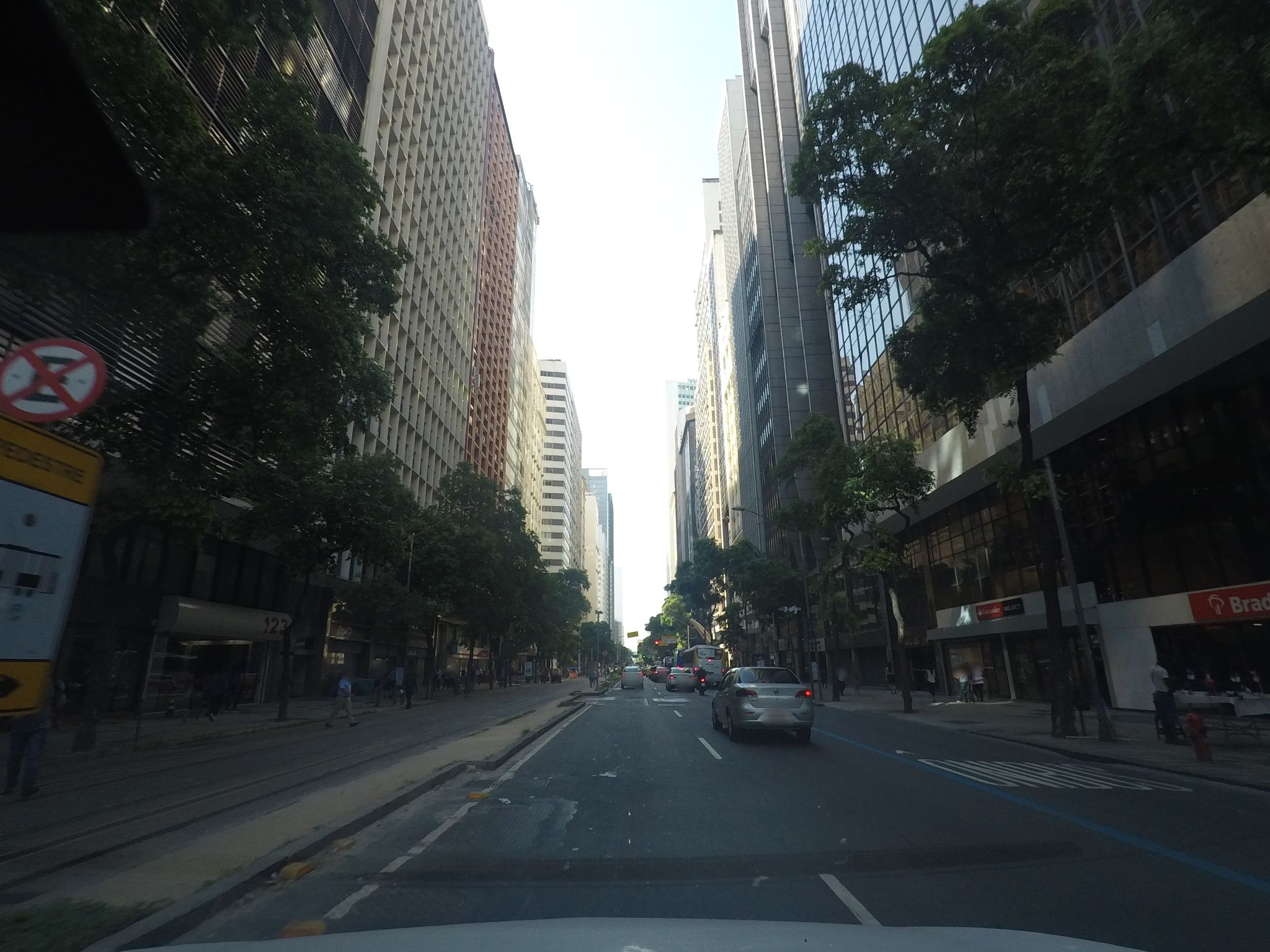 Street-level view near Empresarial Ouvidor, Centro