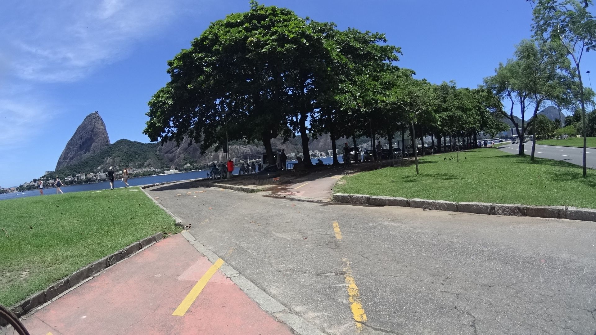 Street-level view near Espaço Cultural do Monumento Estácio de Sá, Flamengo