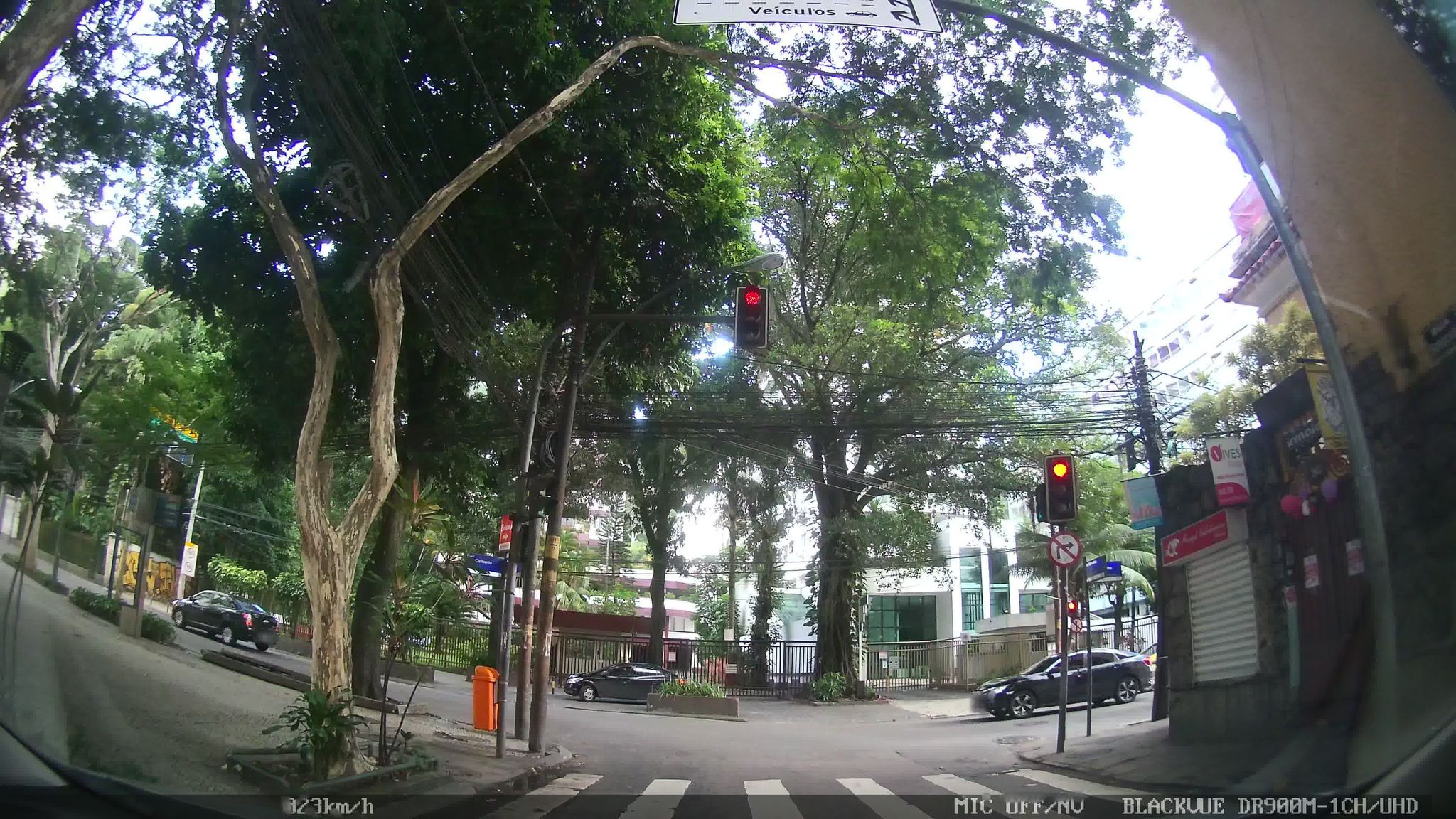 Street-level view near Espaço Teen & Up - Salão de Beleza, Botafogo