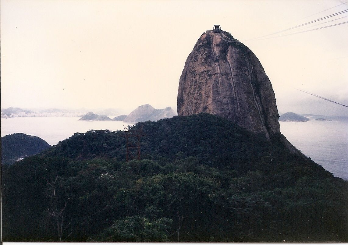 Street-level view near Estação III, Urca