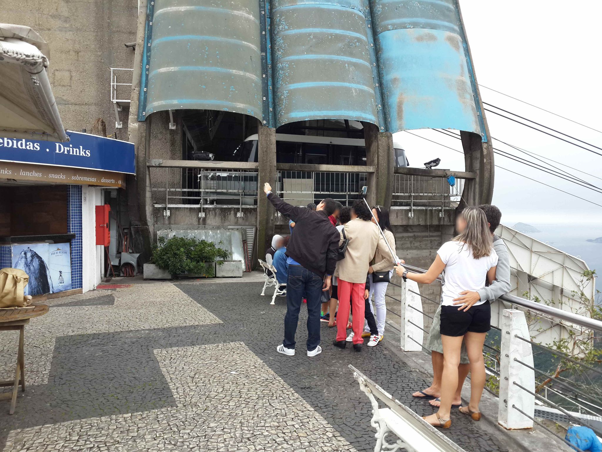 Street-level view near Estação IV, Urca