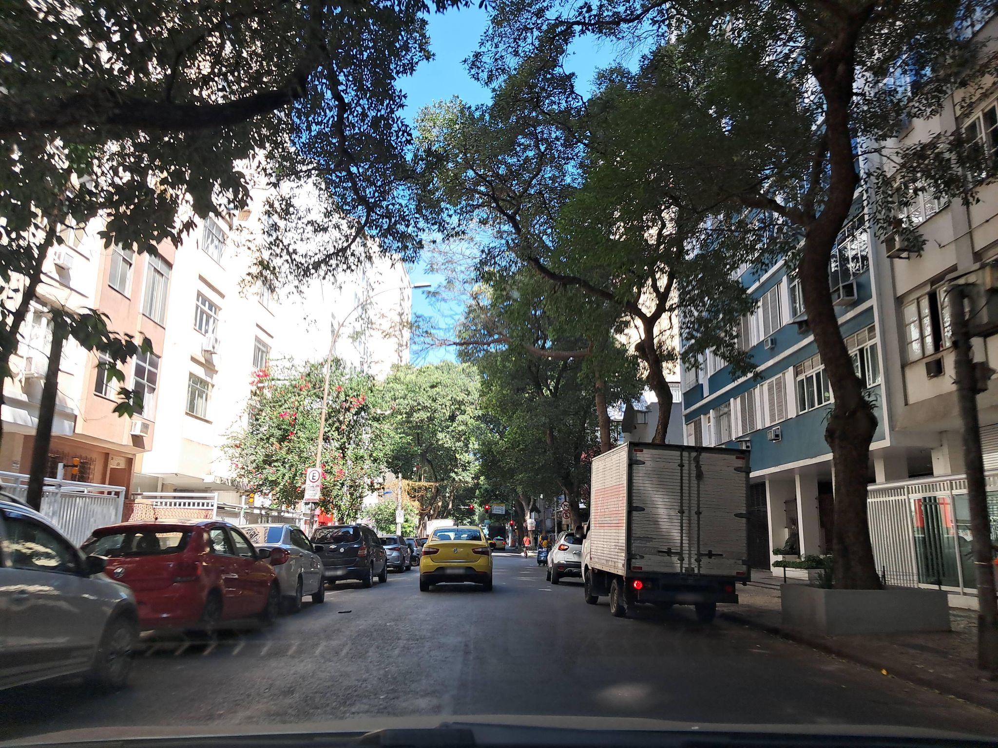 Street-level view near Estrela de Prata, Copacabana