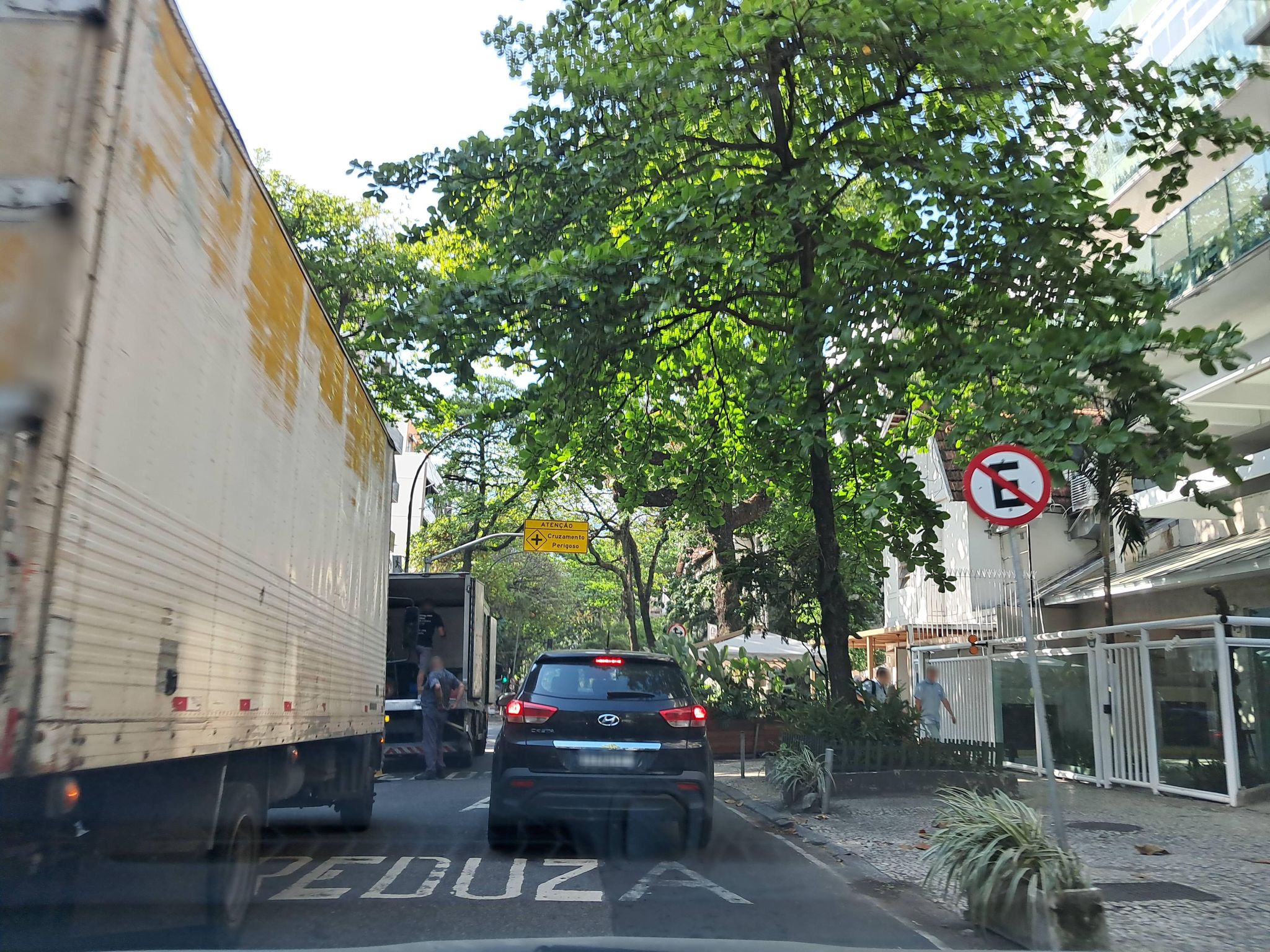 Street-level view near Etelka, Ipanema