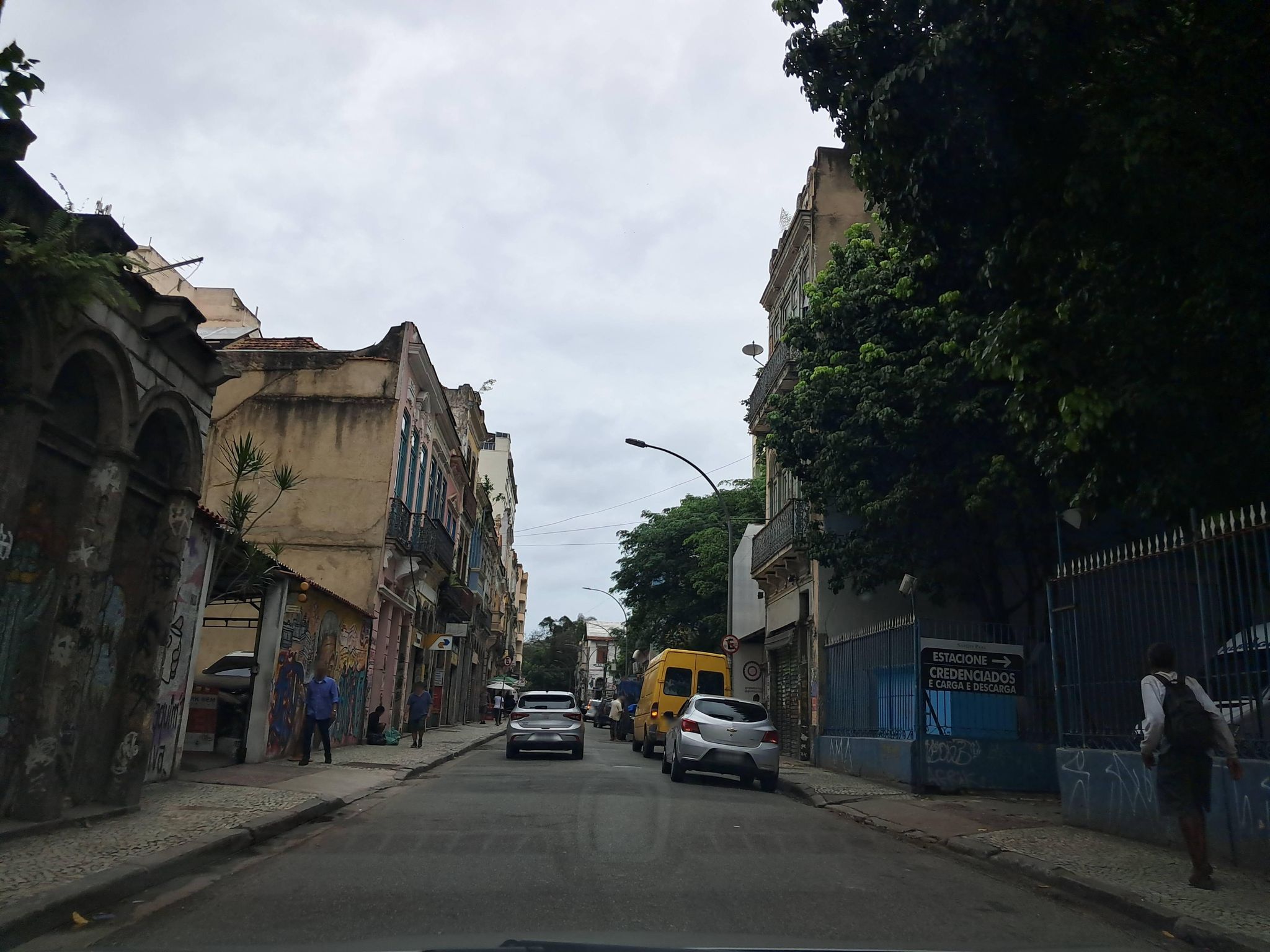 Street-level view near Fds dos Arcos, Glória