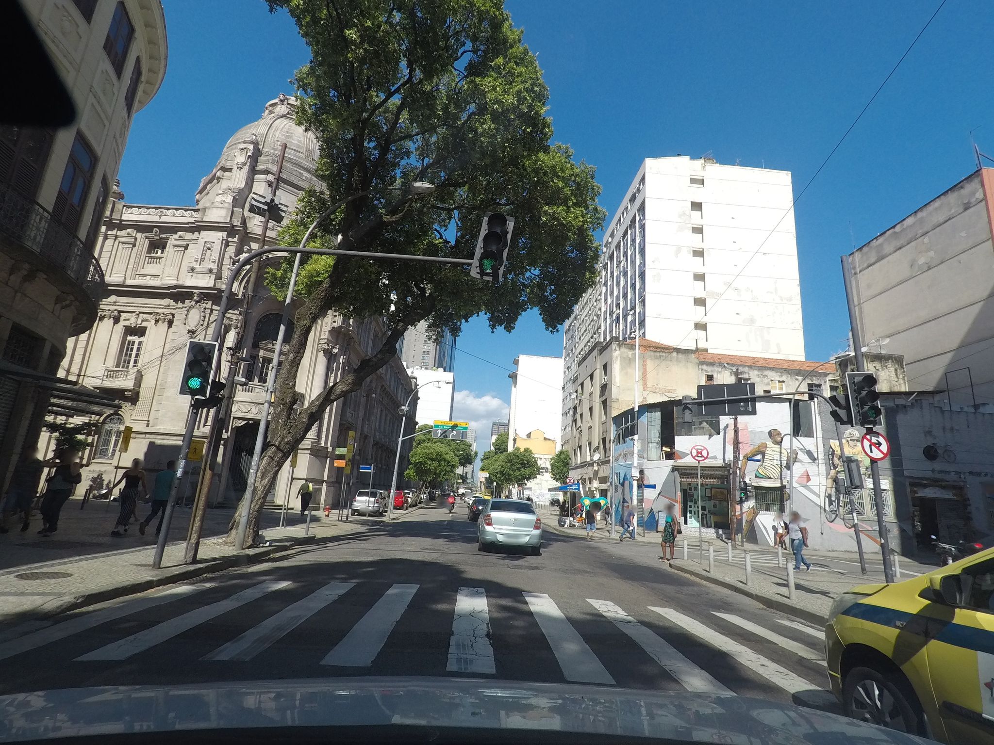 Street-level view near Fechado, Centro