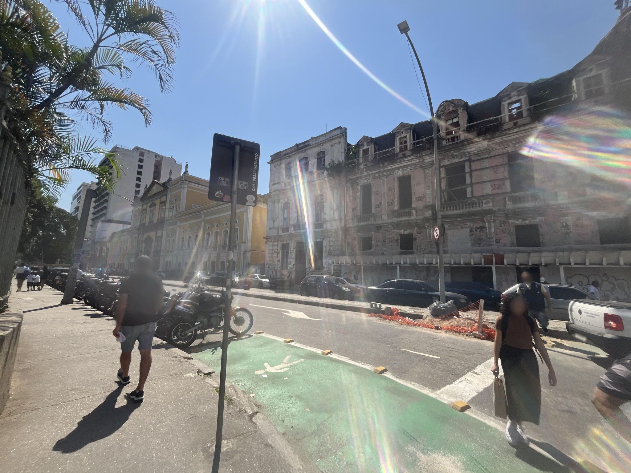 Street-level view near Federação das Favelas do Rio de Janeiro, Centro