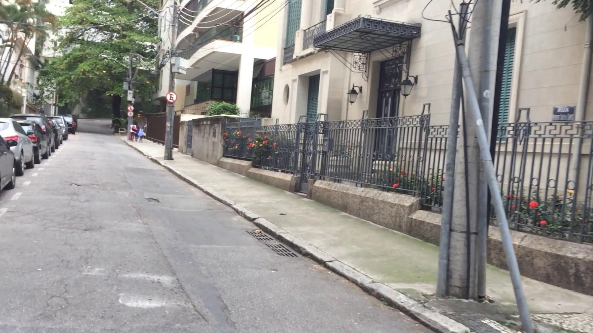 Street-level view near Fernando Sabino, Laranjeiras