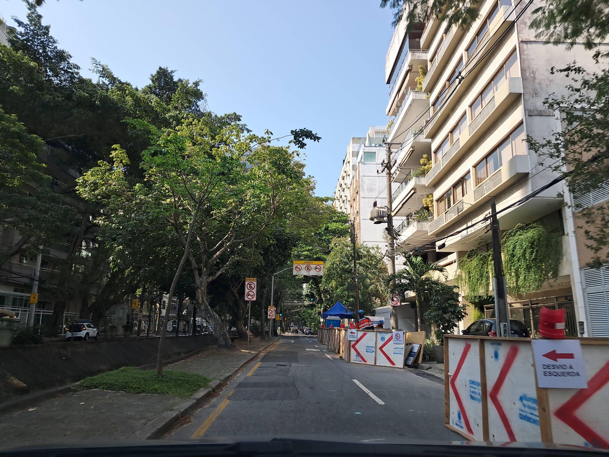 Street-level view near Flamboyant, Lagoa